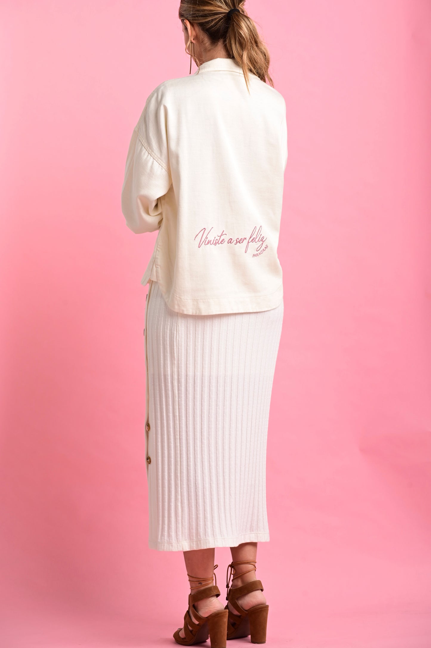 SOBRECAMISA BORDADA CON BOLSILLOS DELANTEROS