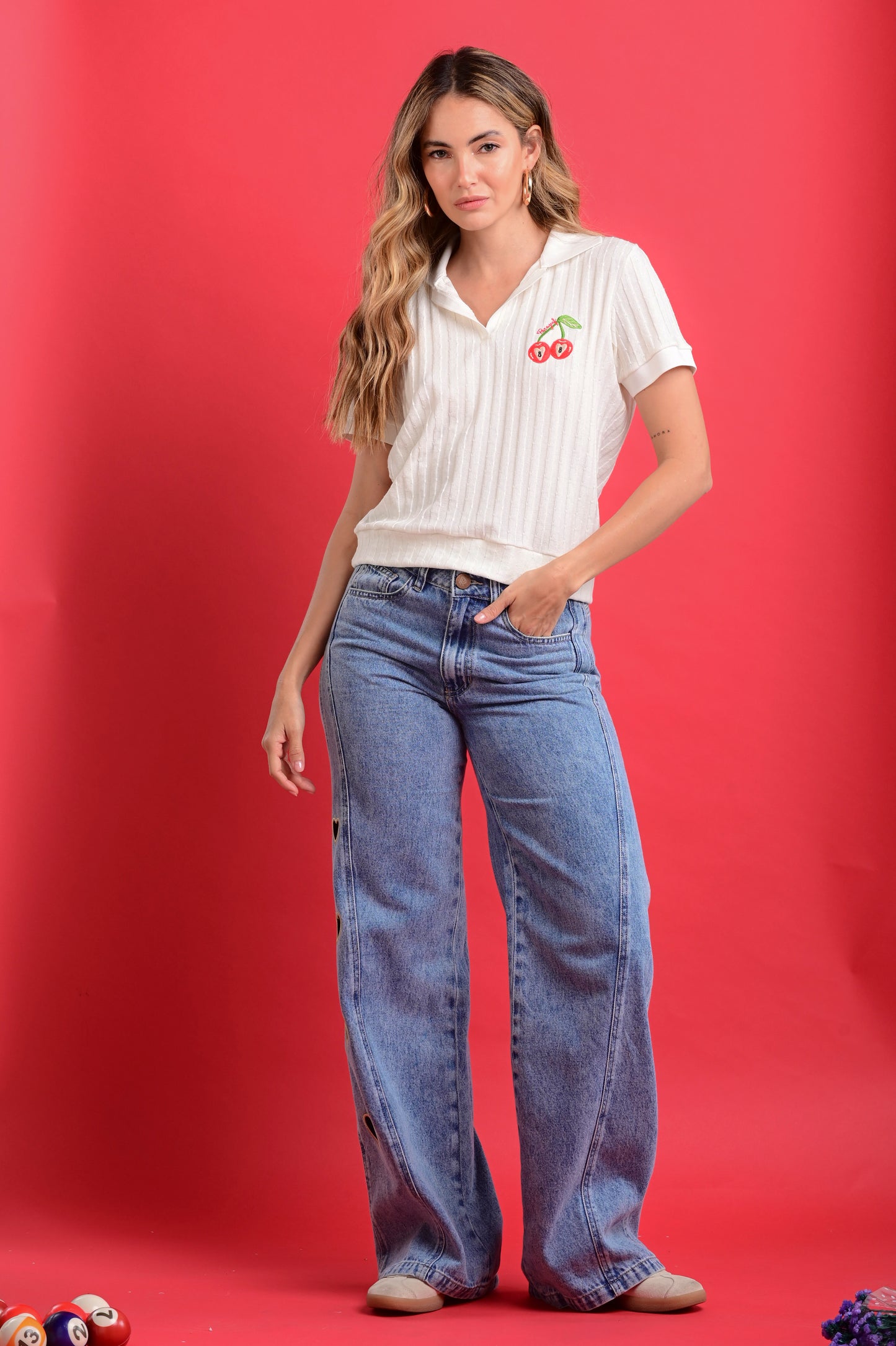 WIDE LEG JEANS CON BORDADOS CORAZÓN