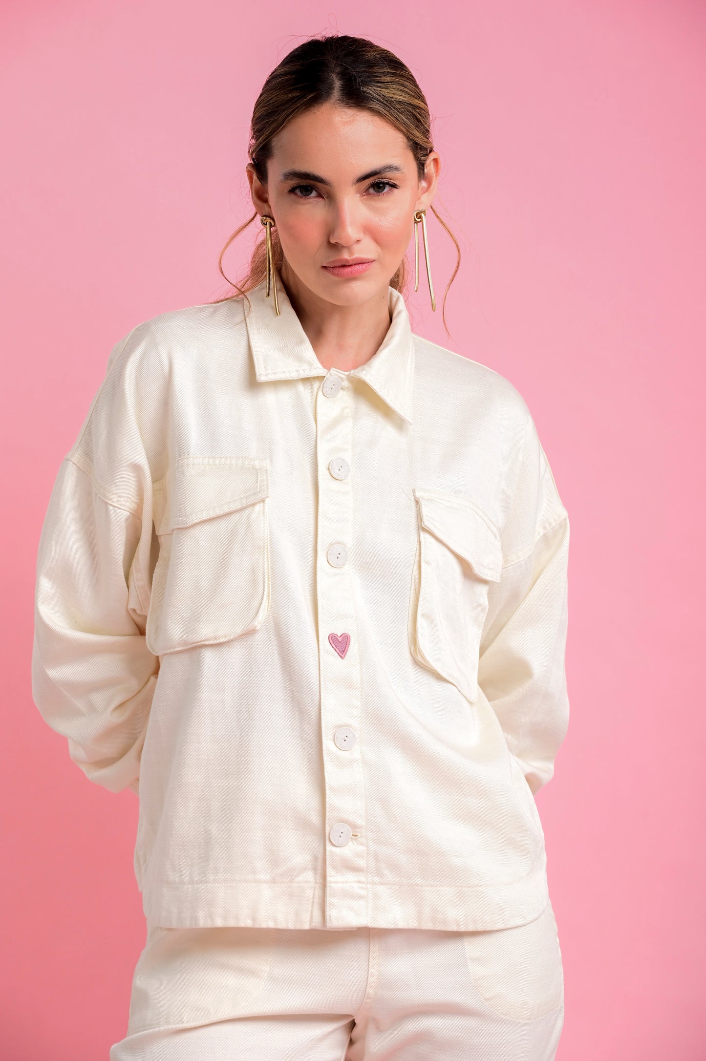 SOBRECAMISA BORDADA CON BOLSILLOS DELANTEROS