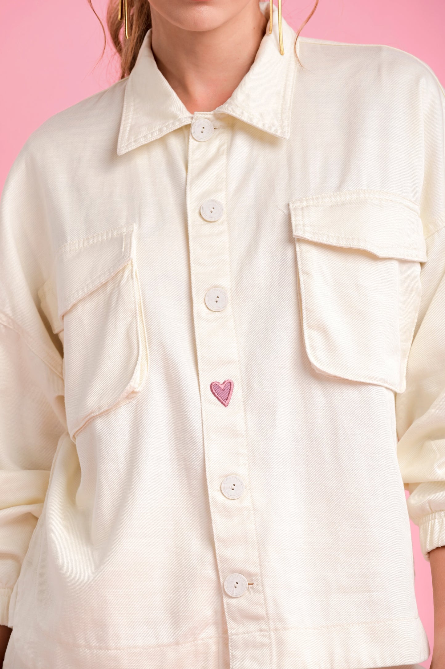 SOBRECAMISA BORDADA CON BOLSILLOS DELANTEROS