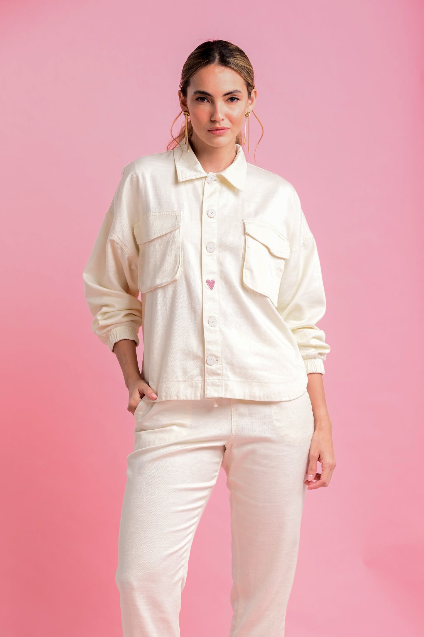 SOBRECAMISA BORDADA CON BOLSILLOS DELANTEROS