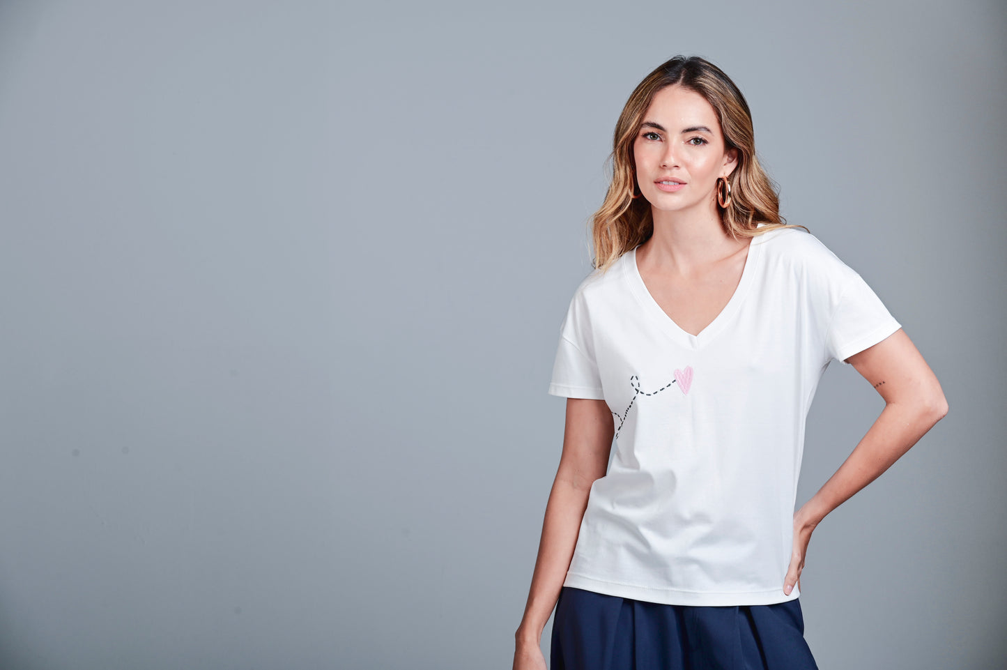 CAMISETA MANGA CORTA CUELLO V AVIÓN