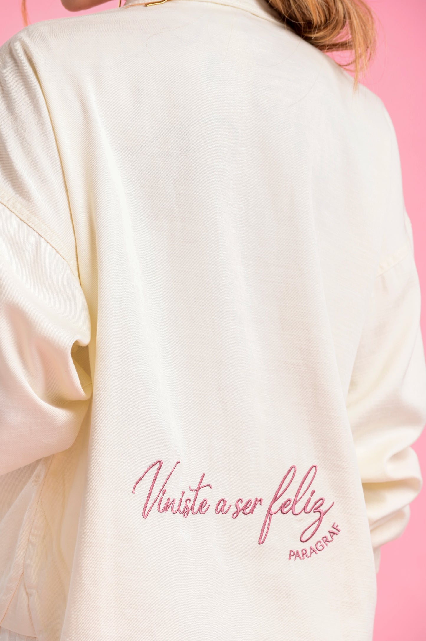 SOBRECAMISA BORDADA CON BOLSILLOS DELANTEROS
