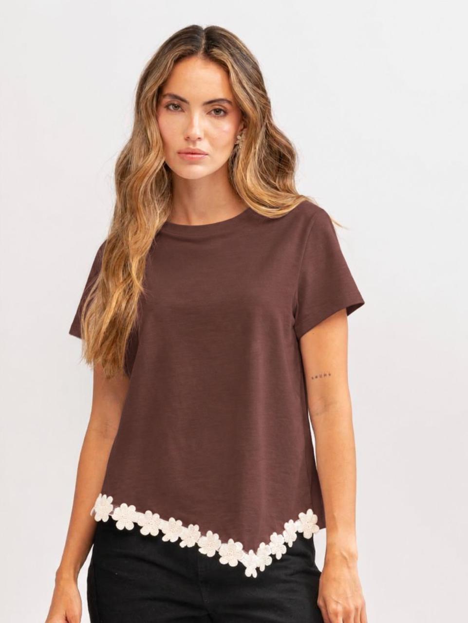 CAMISETA MANGA CORTA RUEDO EN V FLORES
