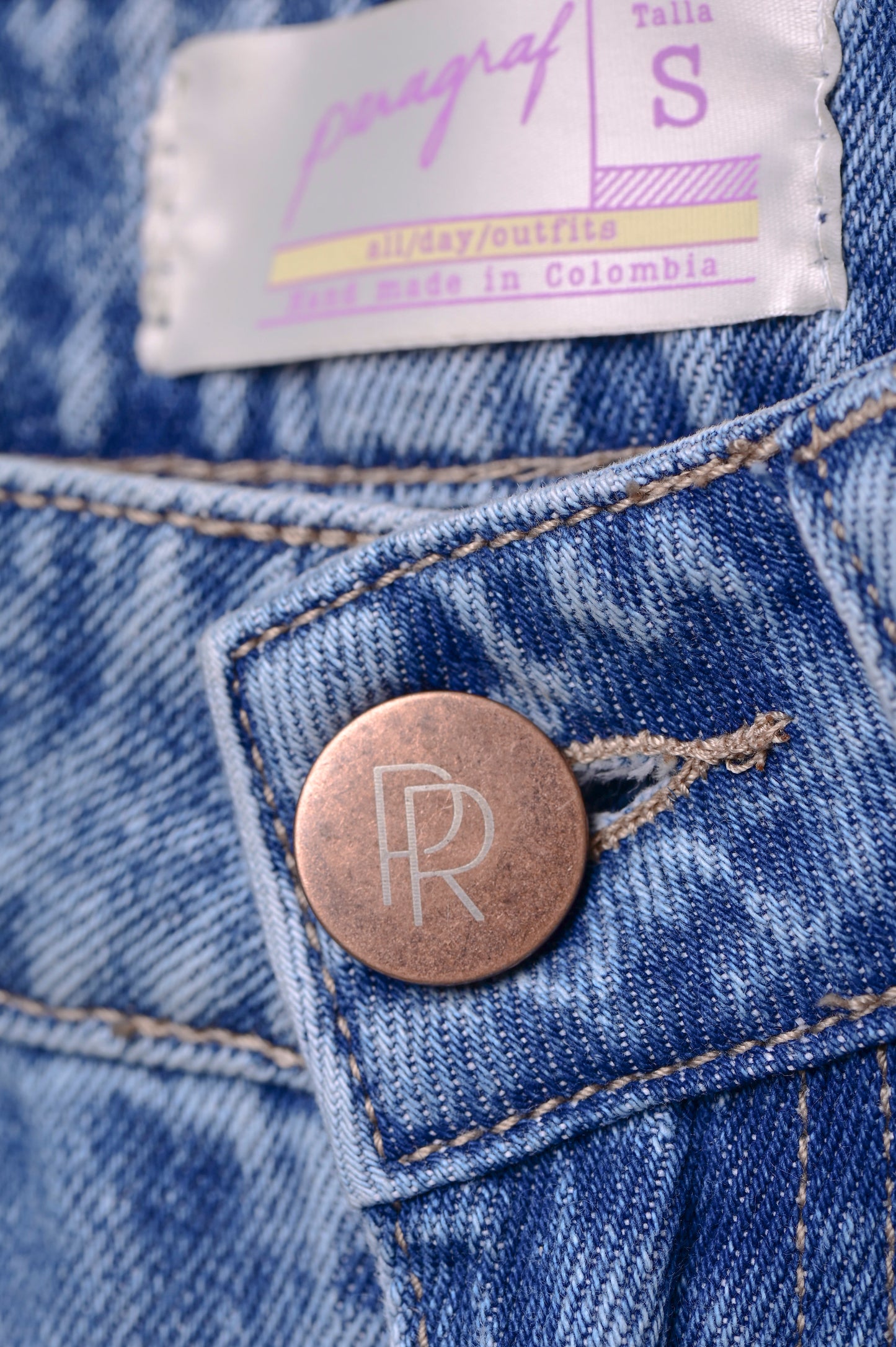 WIDE LEG JEANS CON BORDADOS CORAZÓN