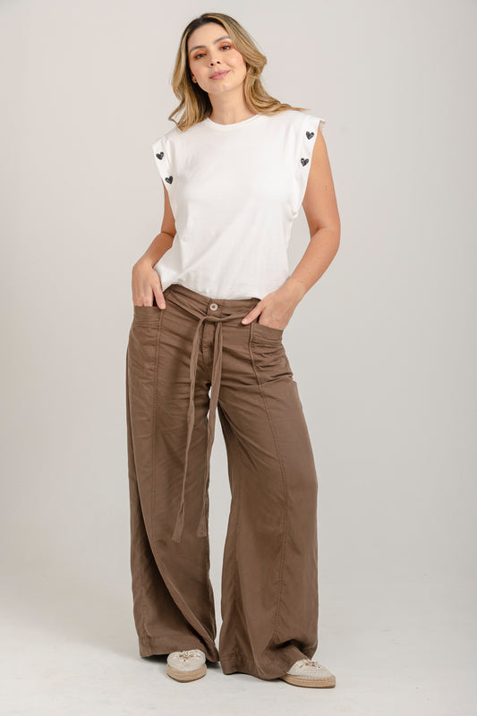 PANTALÓN BOTA AMPLIA CON CINTURÓN y BOLSILLOS FRONTALES