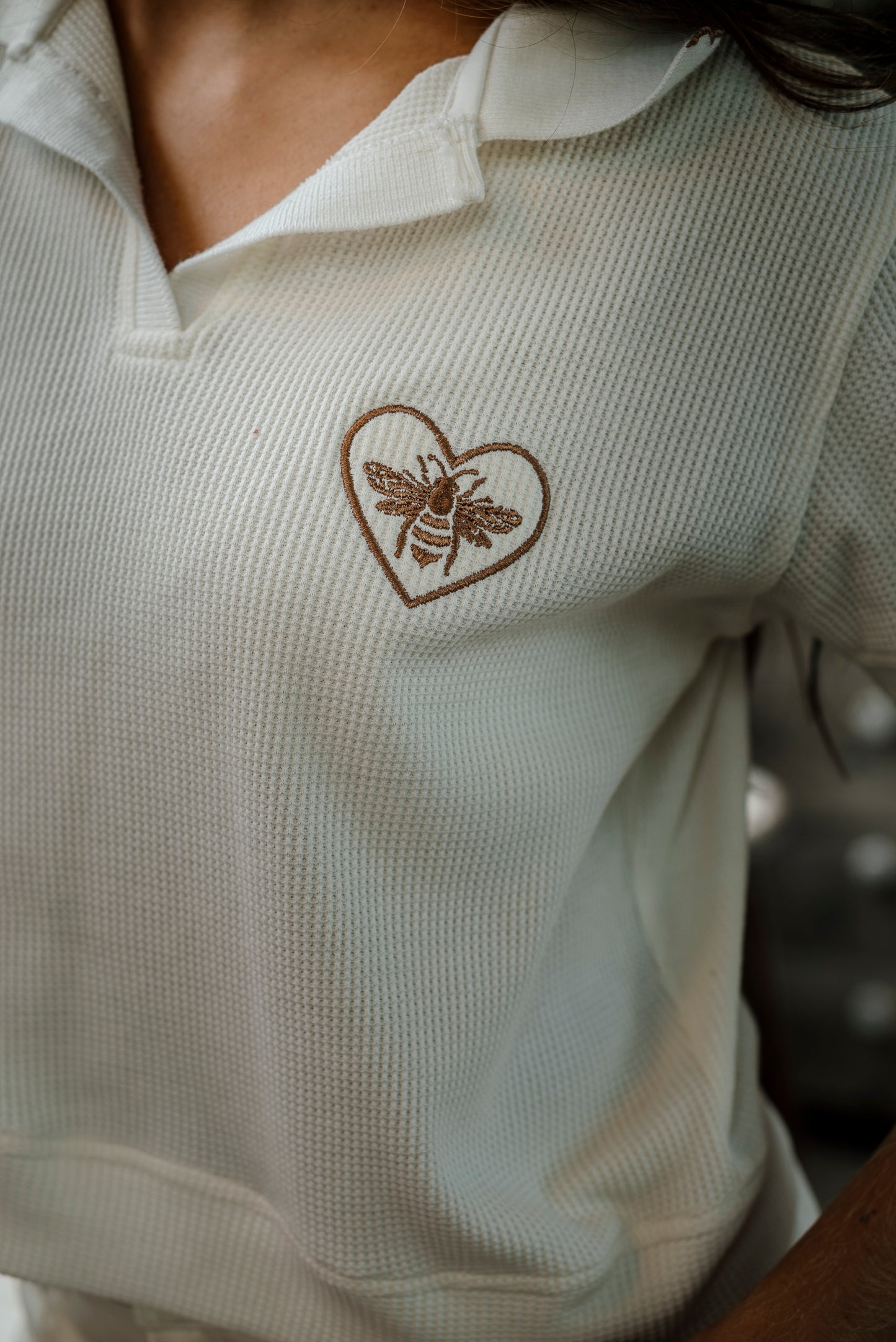 CAMISETA TIPO POLO ABEJA