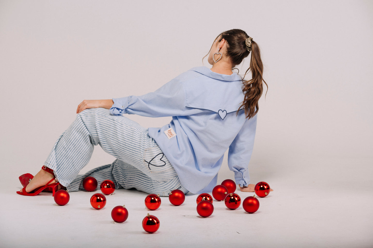 CAMISA MANGA LARGA CON SOLAPA BORDADA