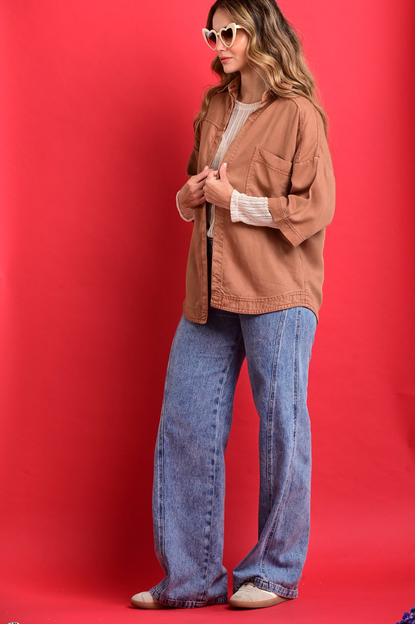WIDE LEG JEANS CON BORDADOS CORAZÓN