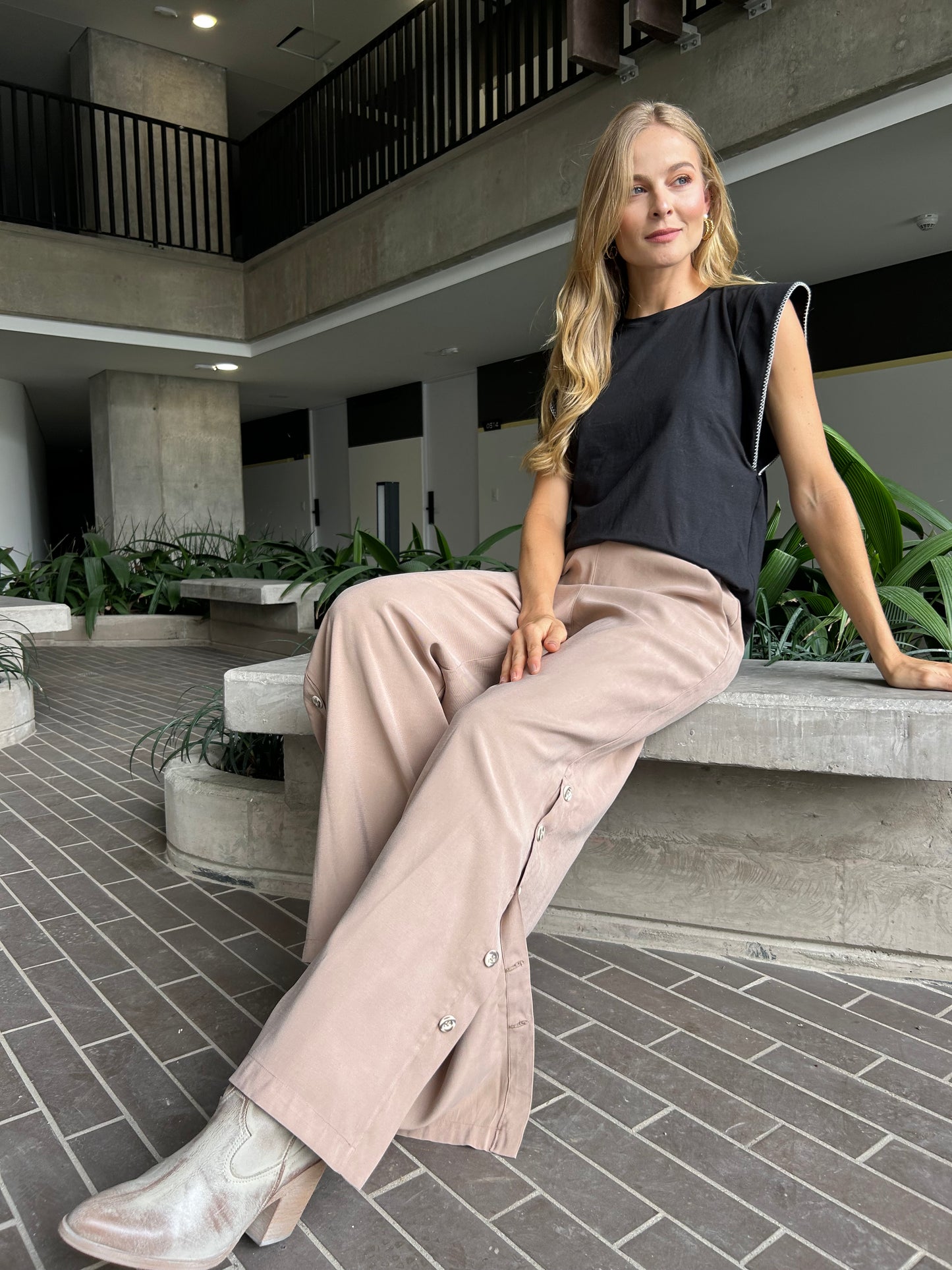 PANTALÓN ELEGANTE BOTA AMPLIA Y BOTONES LATERALES