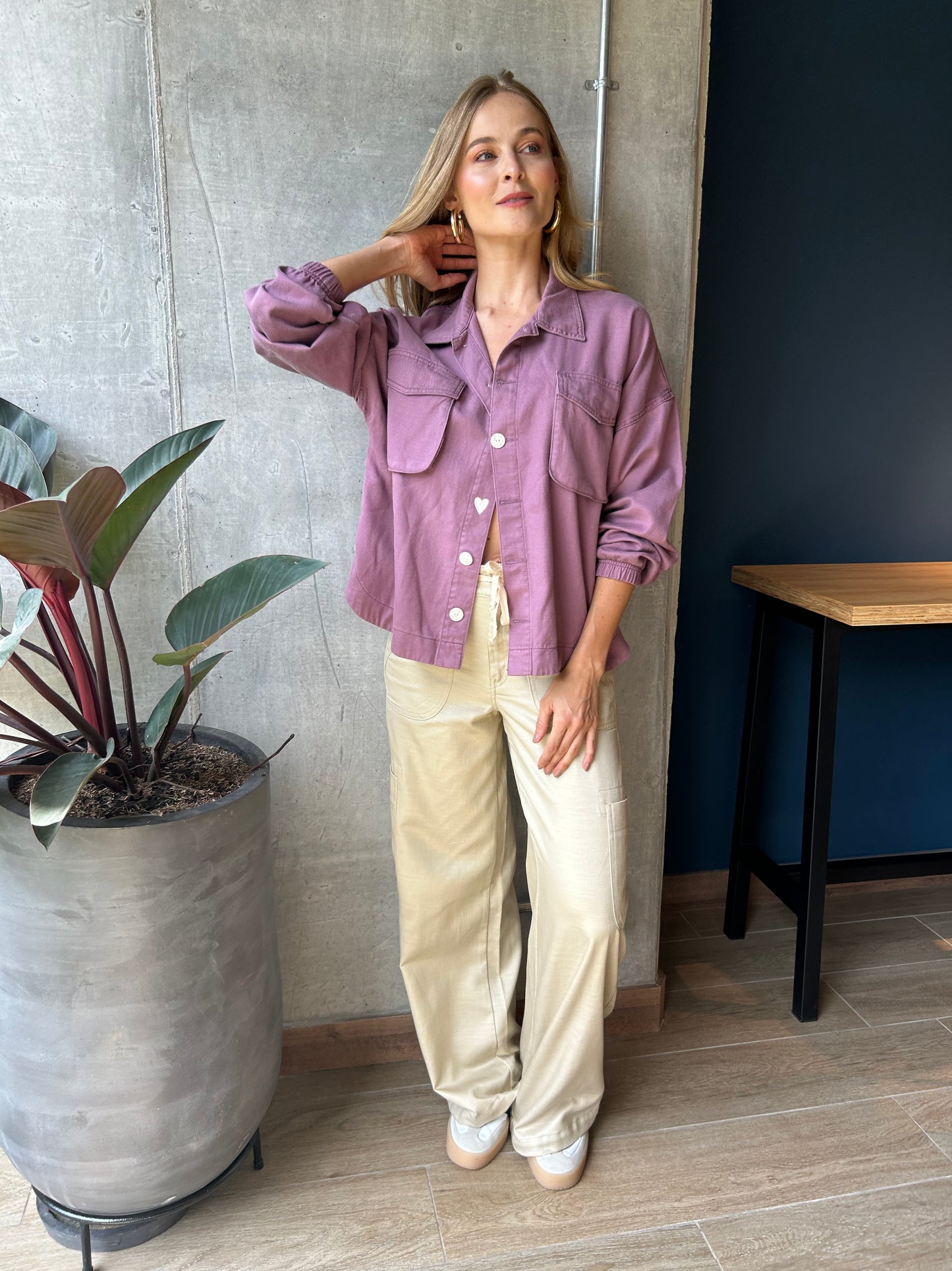 SOBRECAMISA BORDADA CON BOLSILLOS DELANTEROS