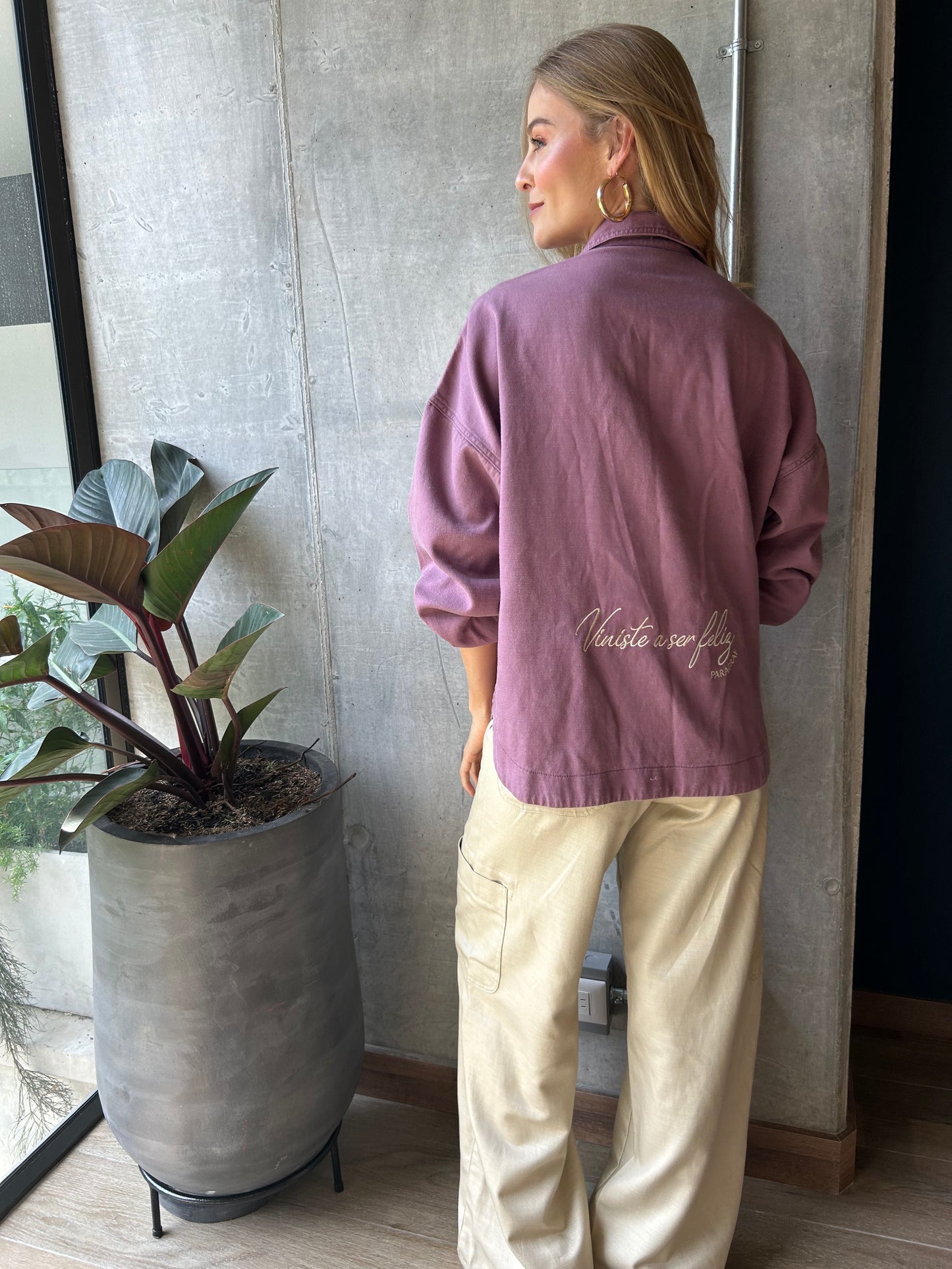 SOBRECAMISA BORDADA CON BOLSILLOS DELANTEROS