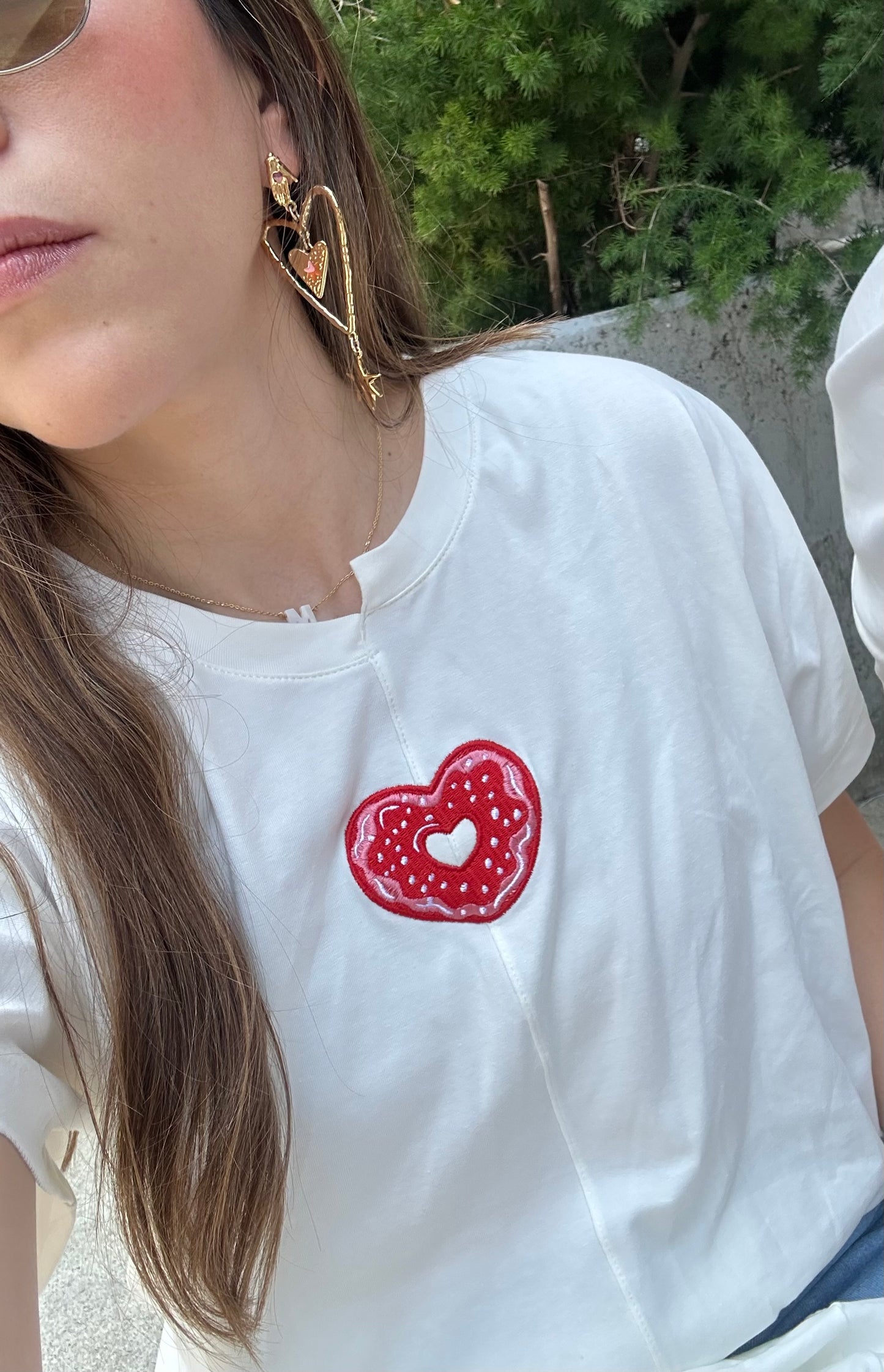 CAMISETA CUELLO ASIMÉTRICO SILUETA NORMAL SWEET HEART