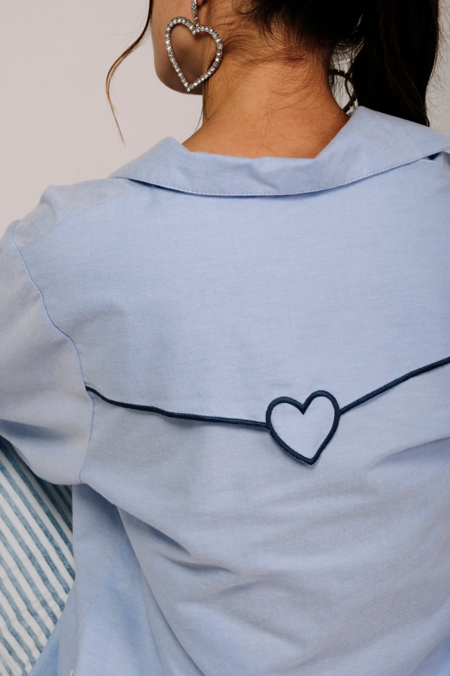 CAMISA MANGA LARGA CON SOLAPA BORDADA