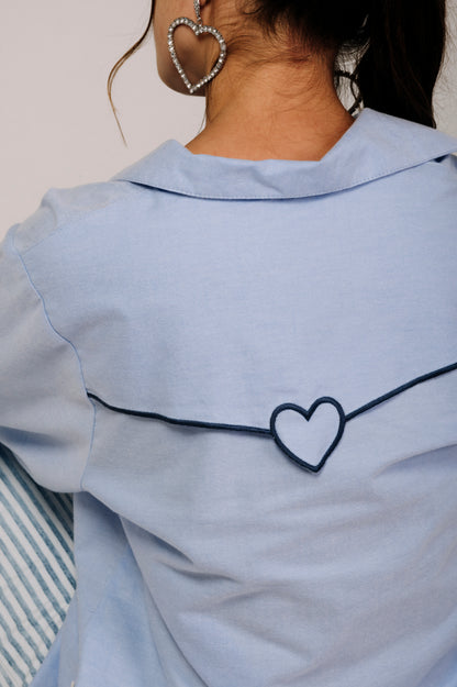 CAMISA MANGA LARGA CON SOLAPA BORDADA