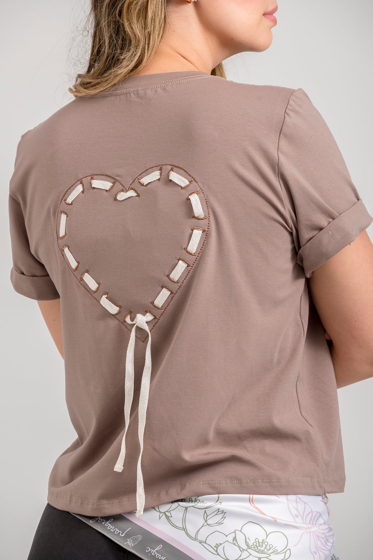 CAMISETA CUELLO REDONDO CORAZON LAZO