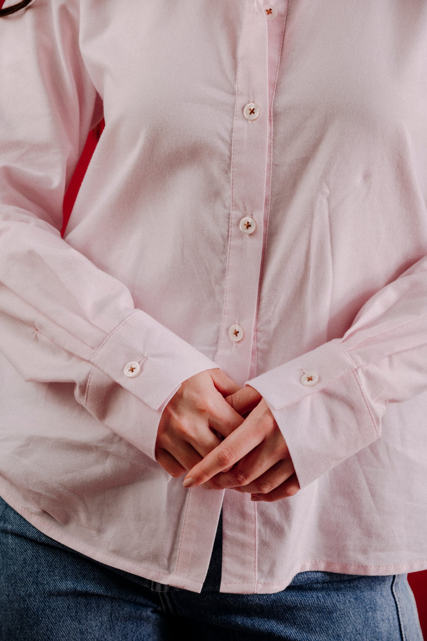 CAMISA MANGA LARGA CON SOLAPA BORDADA