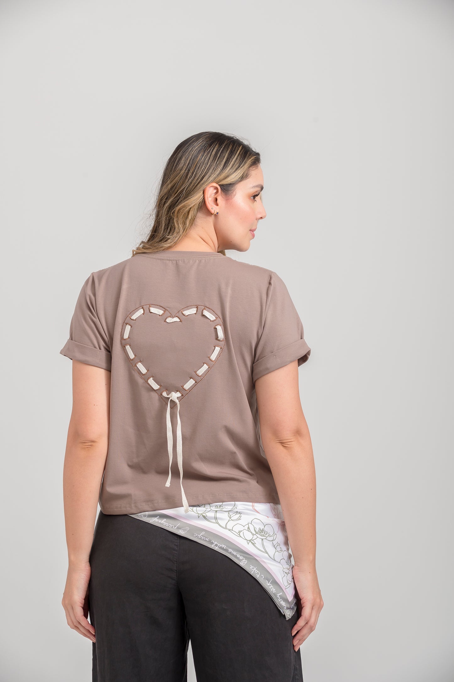 CAMISETA CUELLO REDONDO CORAZON LAZO