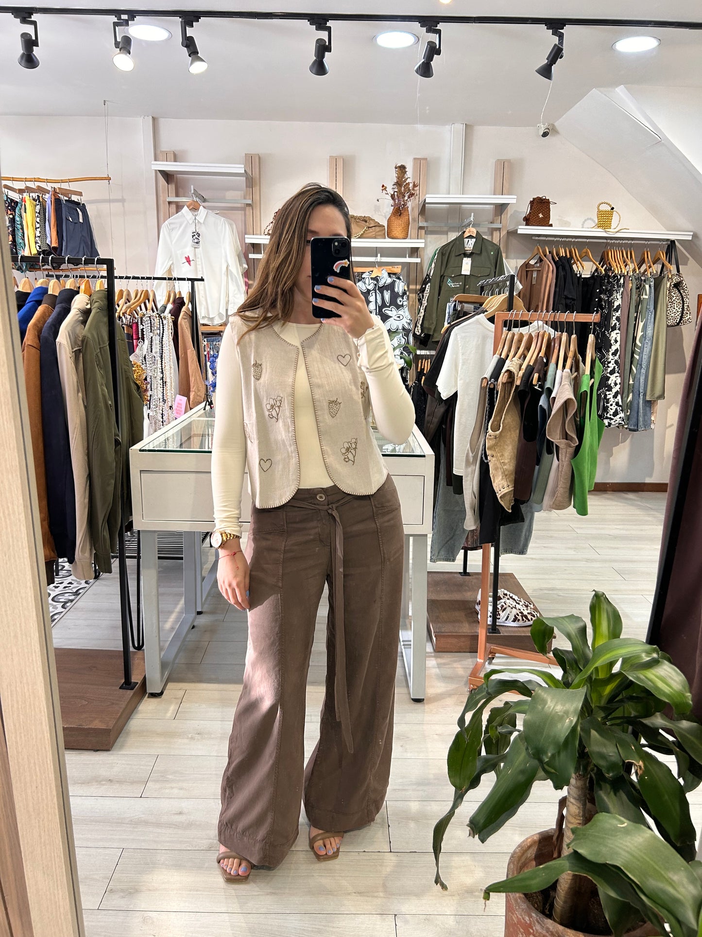 PANTALÓN BOTA AMPLIA CON CINTURÓN y BOLSILLOS FRONTALES