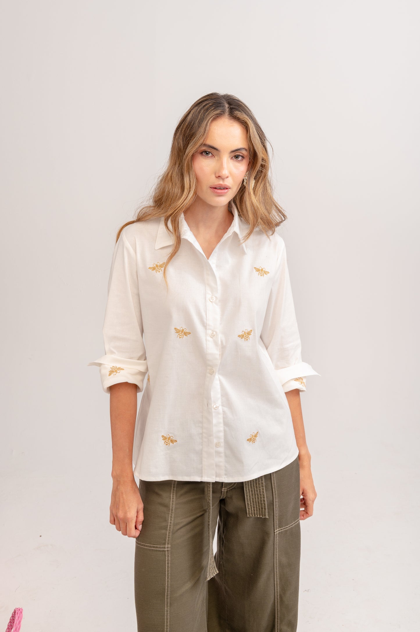 CAMISA MANGA LARGA BORDADA ABEJAS