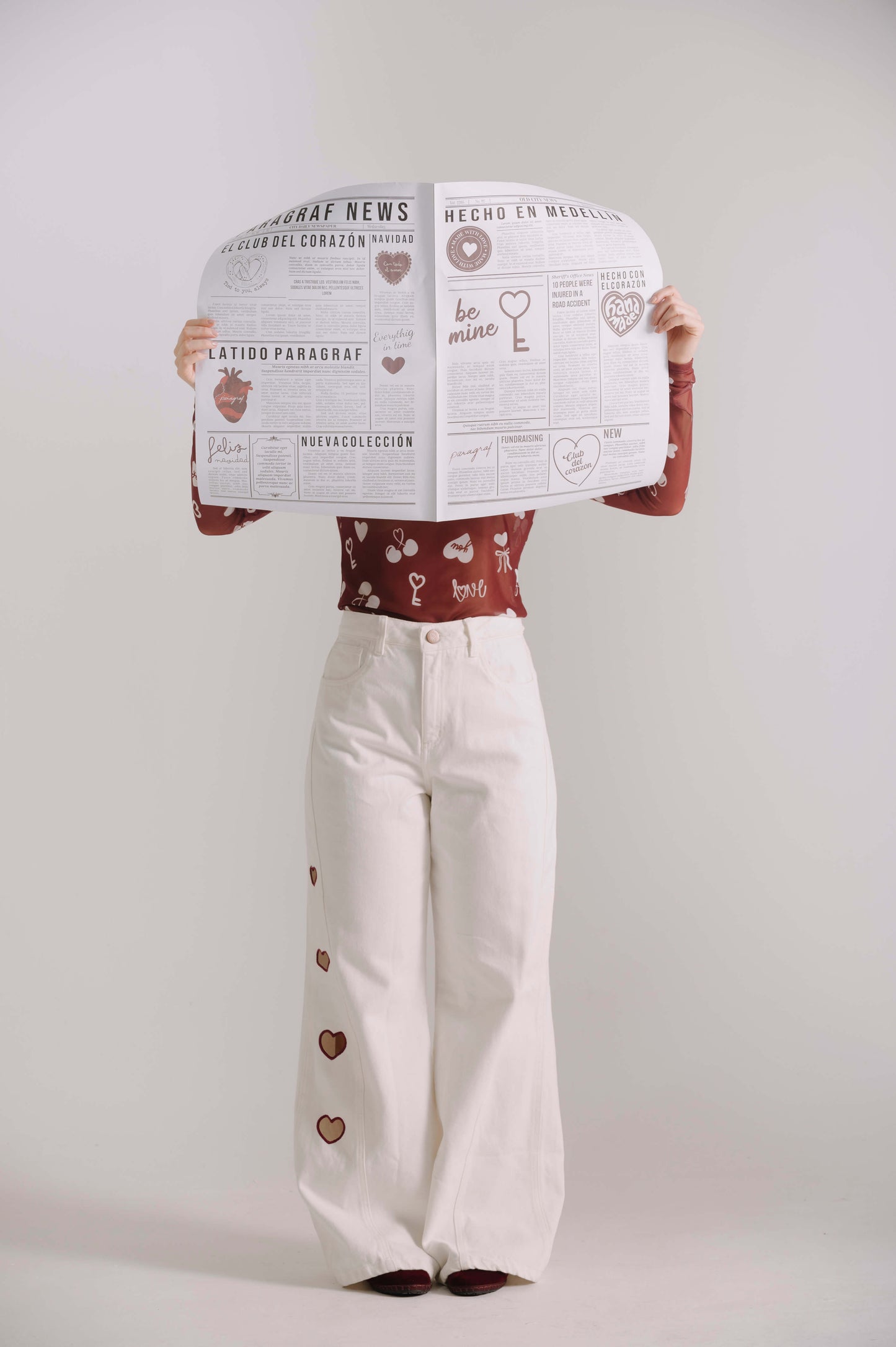 WIDE LEG JEANS CON BORDADOS CORAZÓN