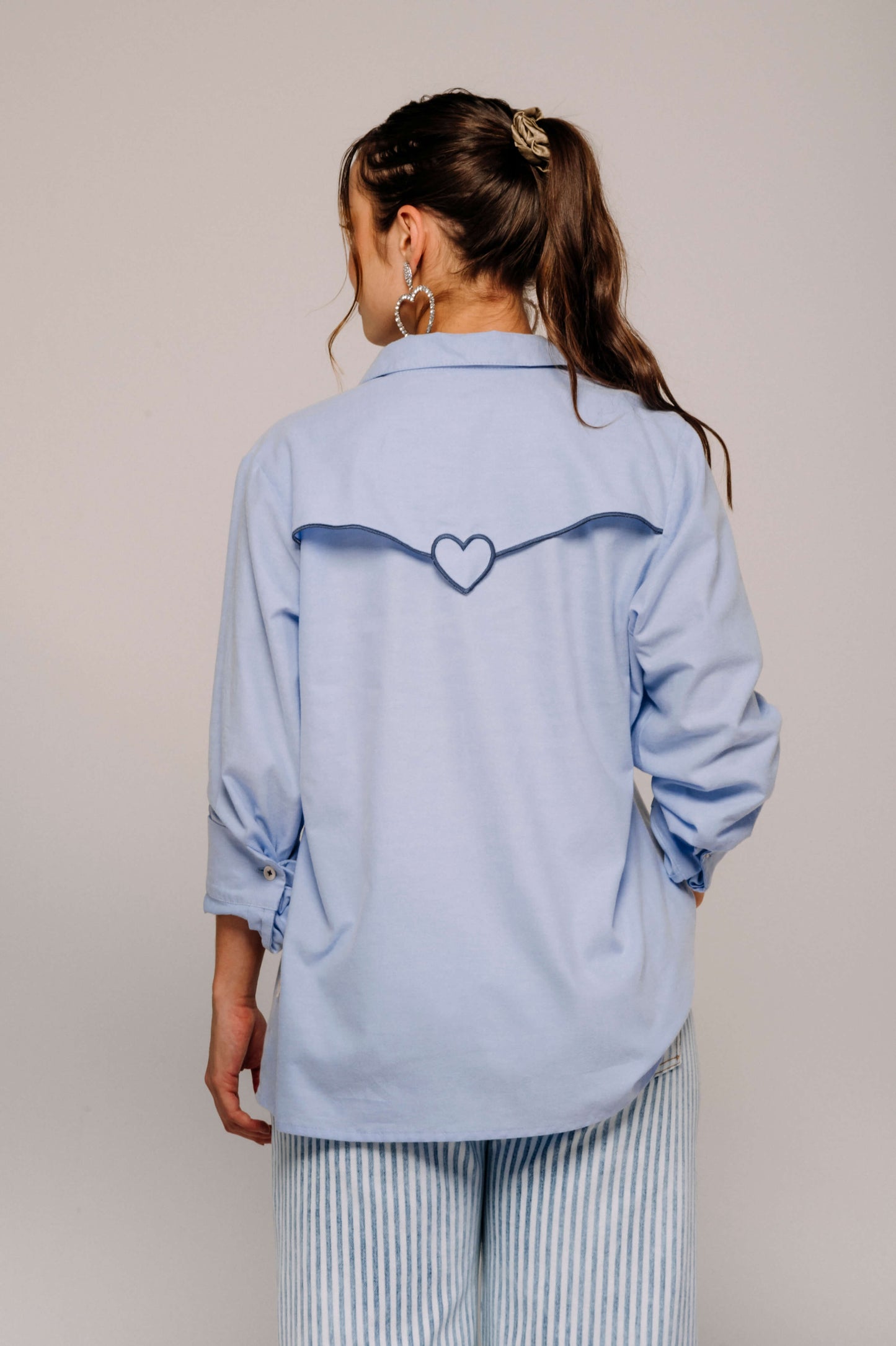 CAMISA MANGA LARGA CON SOLAPA BORDADA