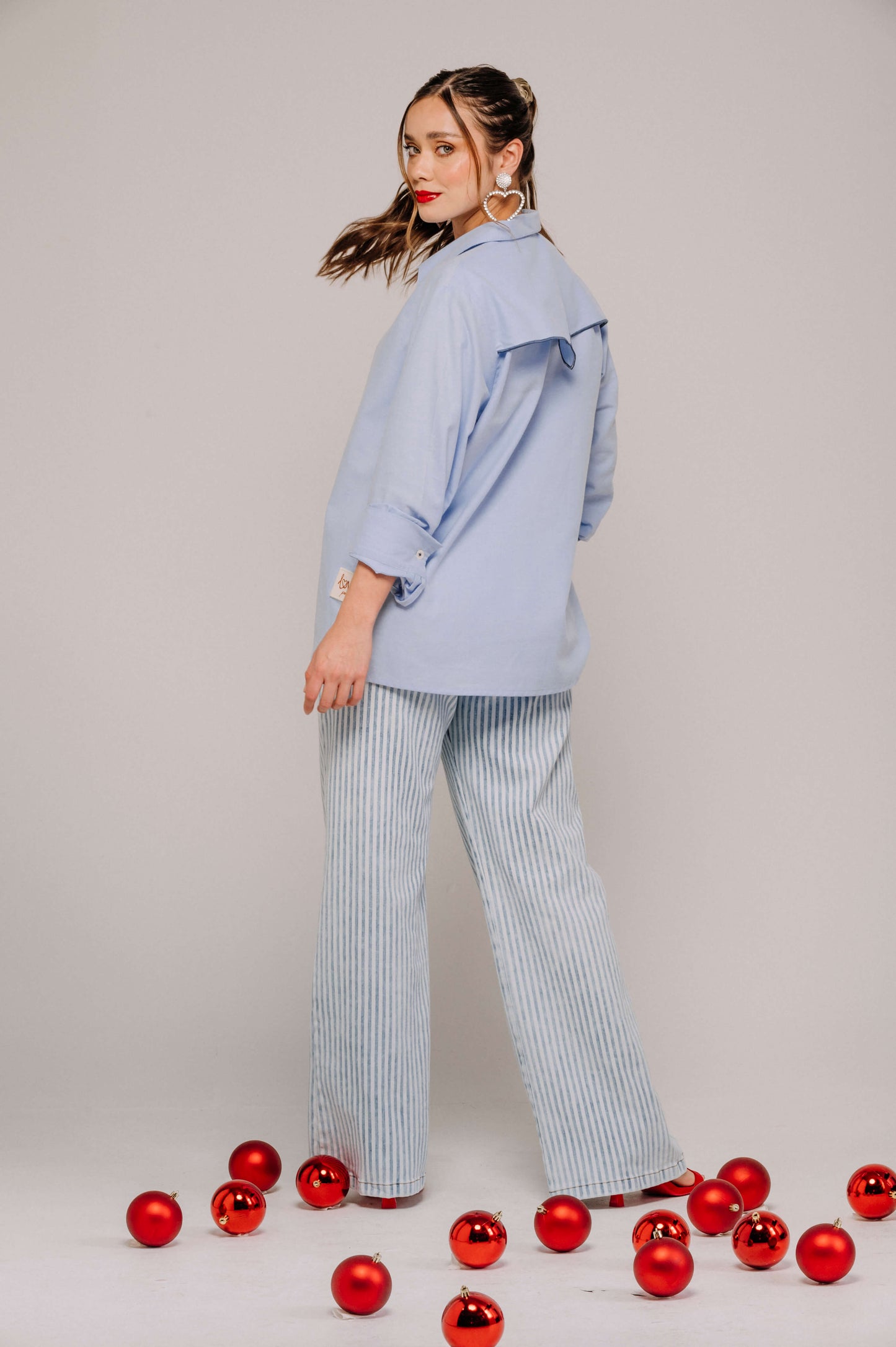 CAMISA MANGA LARGA CON SOLAPA BORDADA