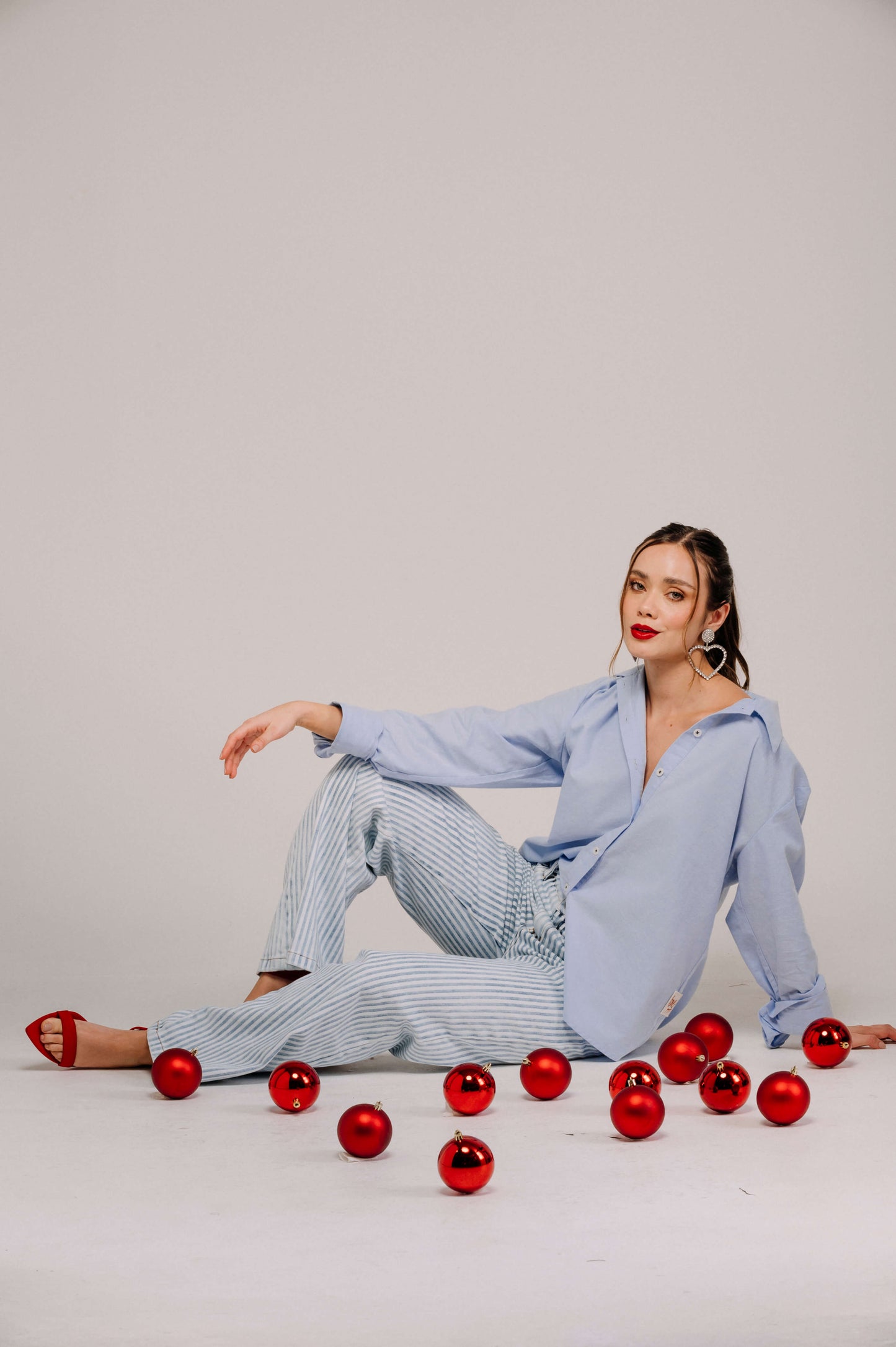 CAMISA MANGA LARGA CON SOLAPA BORDADA