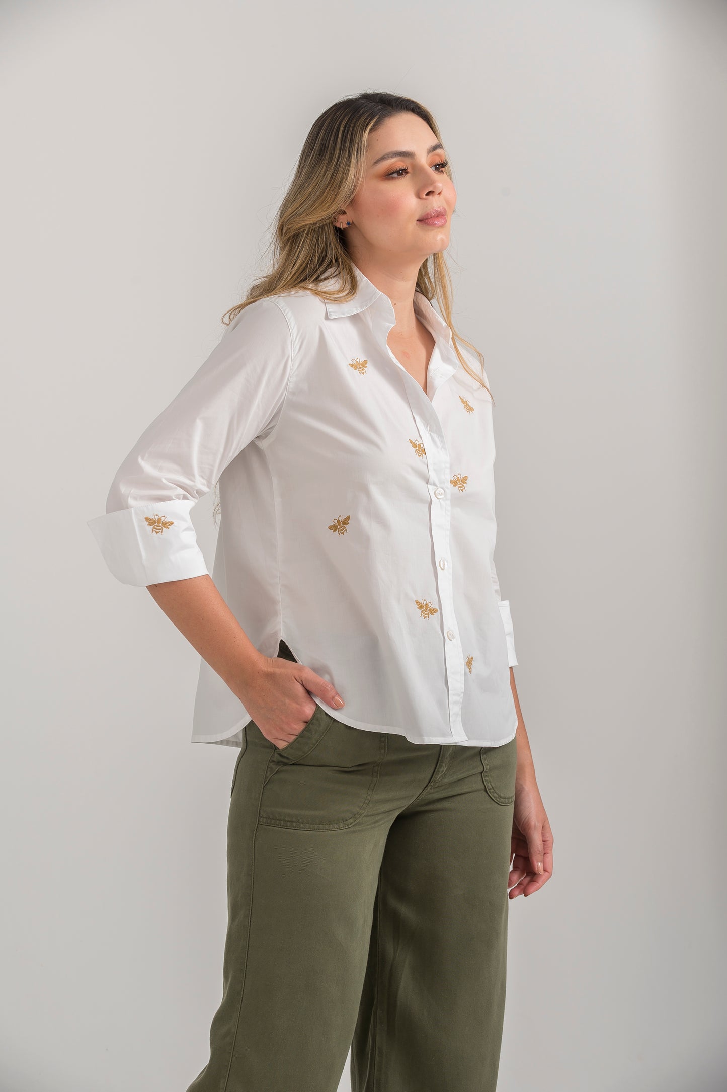 CAMISA BORDA ABEJAS CON PUÑO Y CUELLO