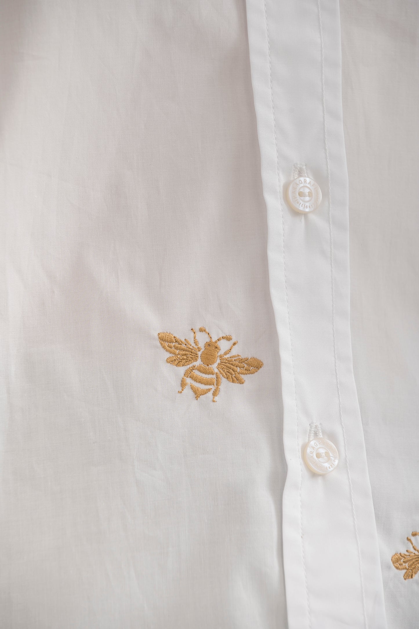 CAMISA BORDA ABEJAS CON PUÑO Y CUELLO