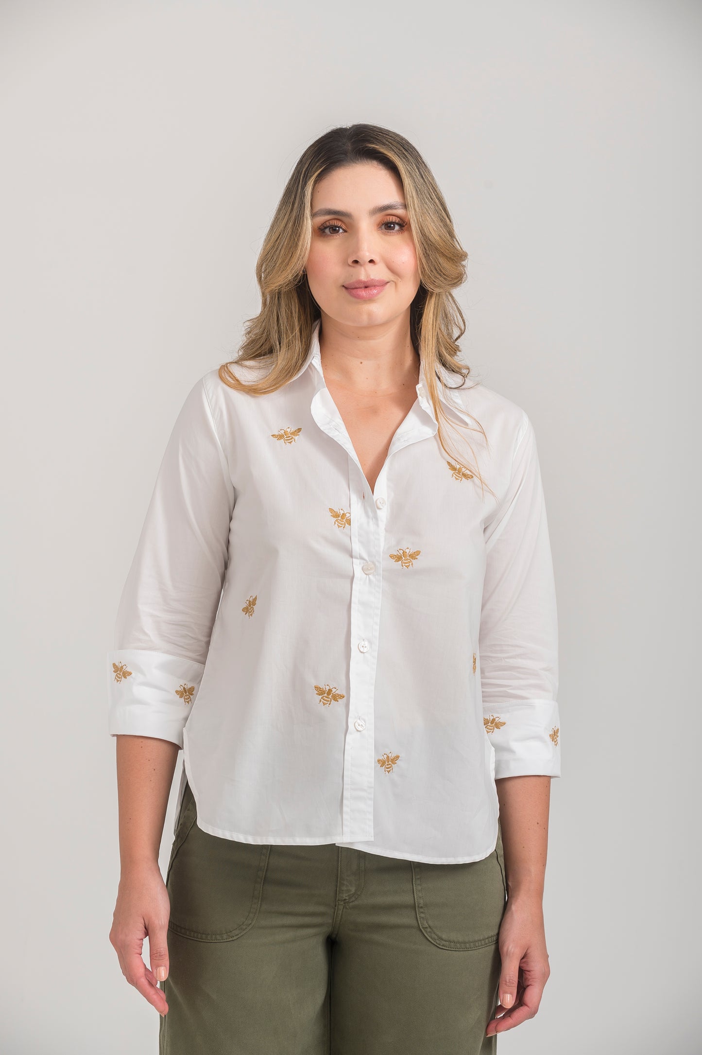 CAMISA BORDA ABEJAS CON PUÑO Y CUELLO