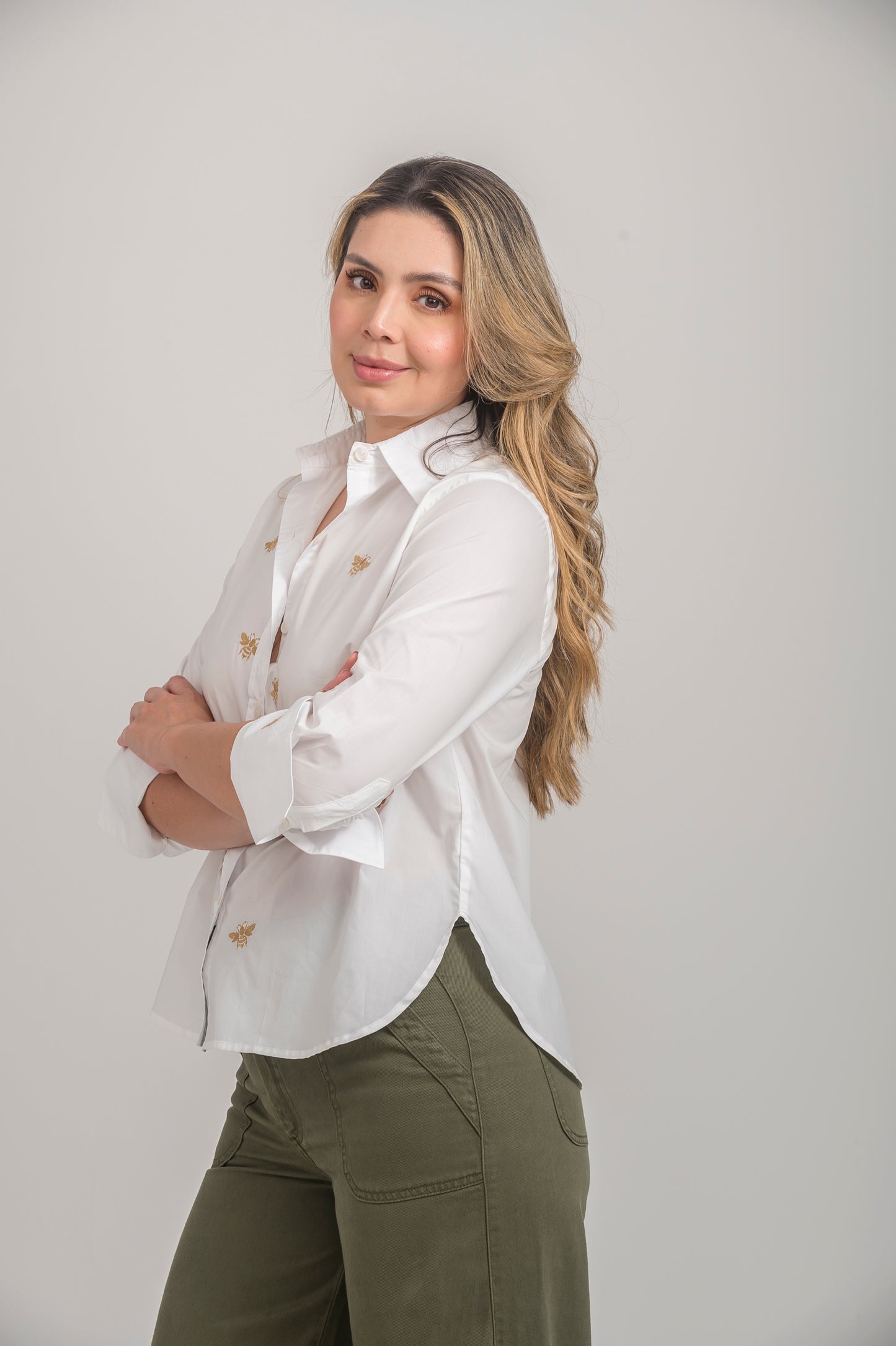 CAMISA BORDA ABEJAS CON PUÑO Y CUELLO