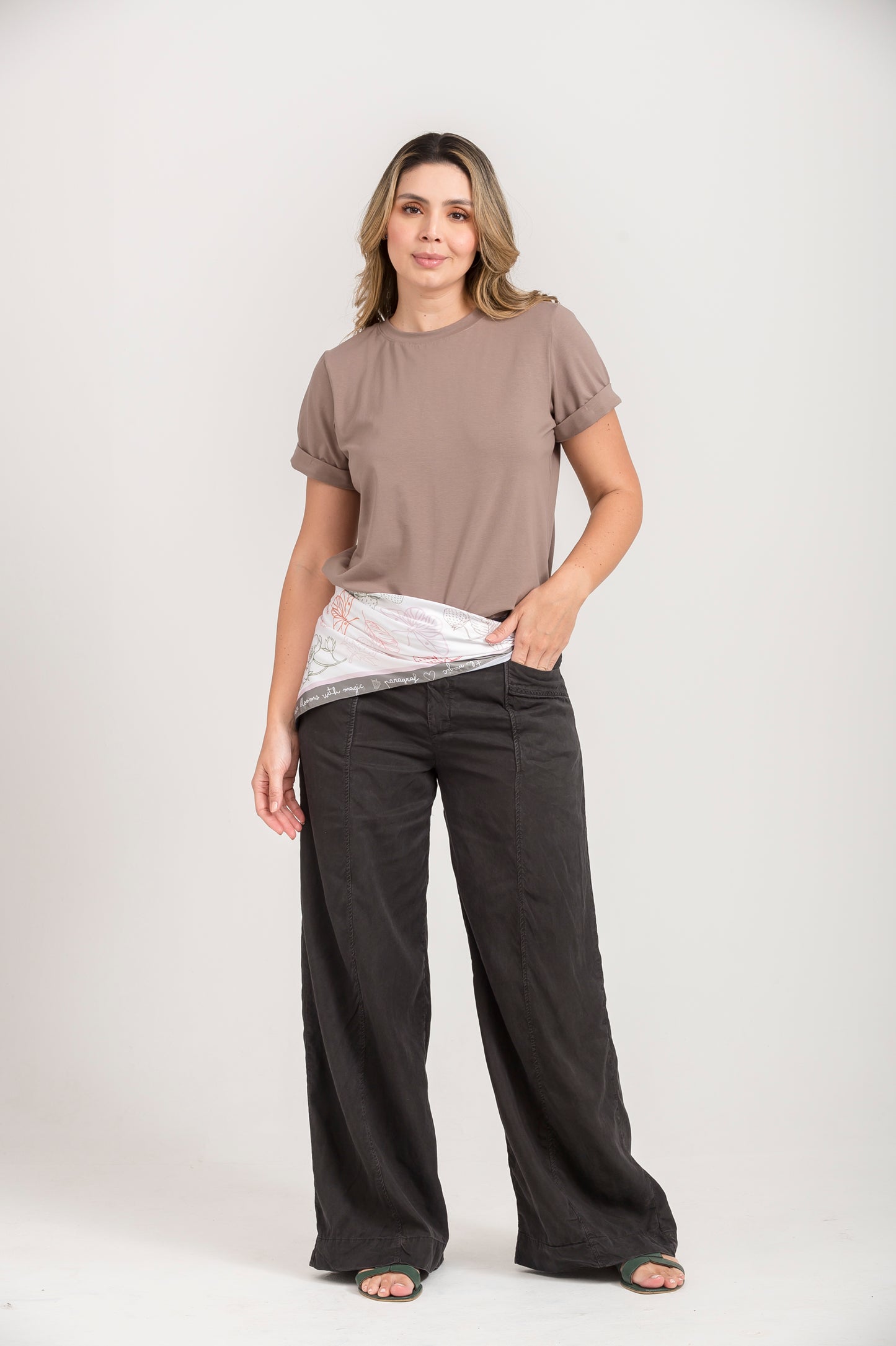 PANTALÓN BOTA AMPLIA CON CINTURÓN y BOLSILLOS FRONTALES