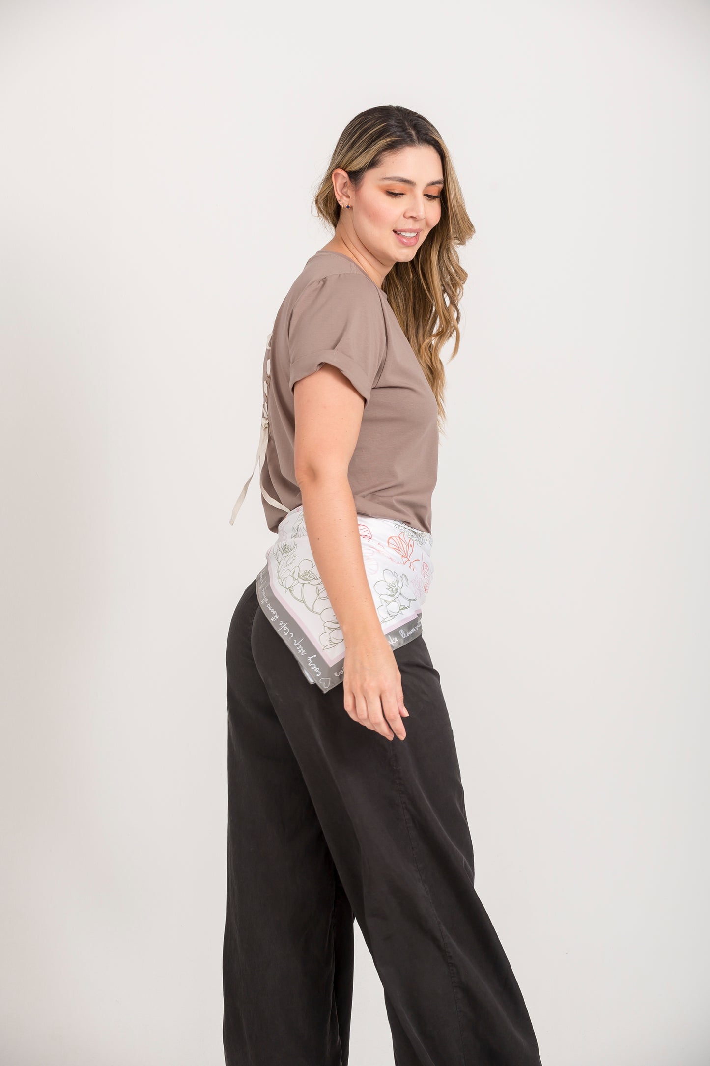 PANTALÓN BOTA AMPLIA CON CINTURÓN y BOLSILLOS FRONTALES