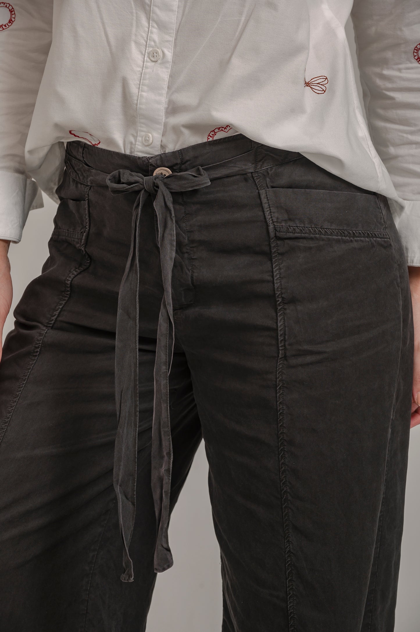PANTALÓN BOTA AMPLIA CON CINTURÓN y BOLSILLOS FRONTALES