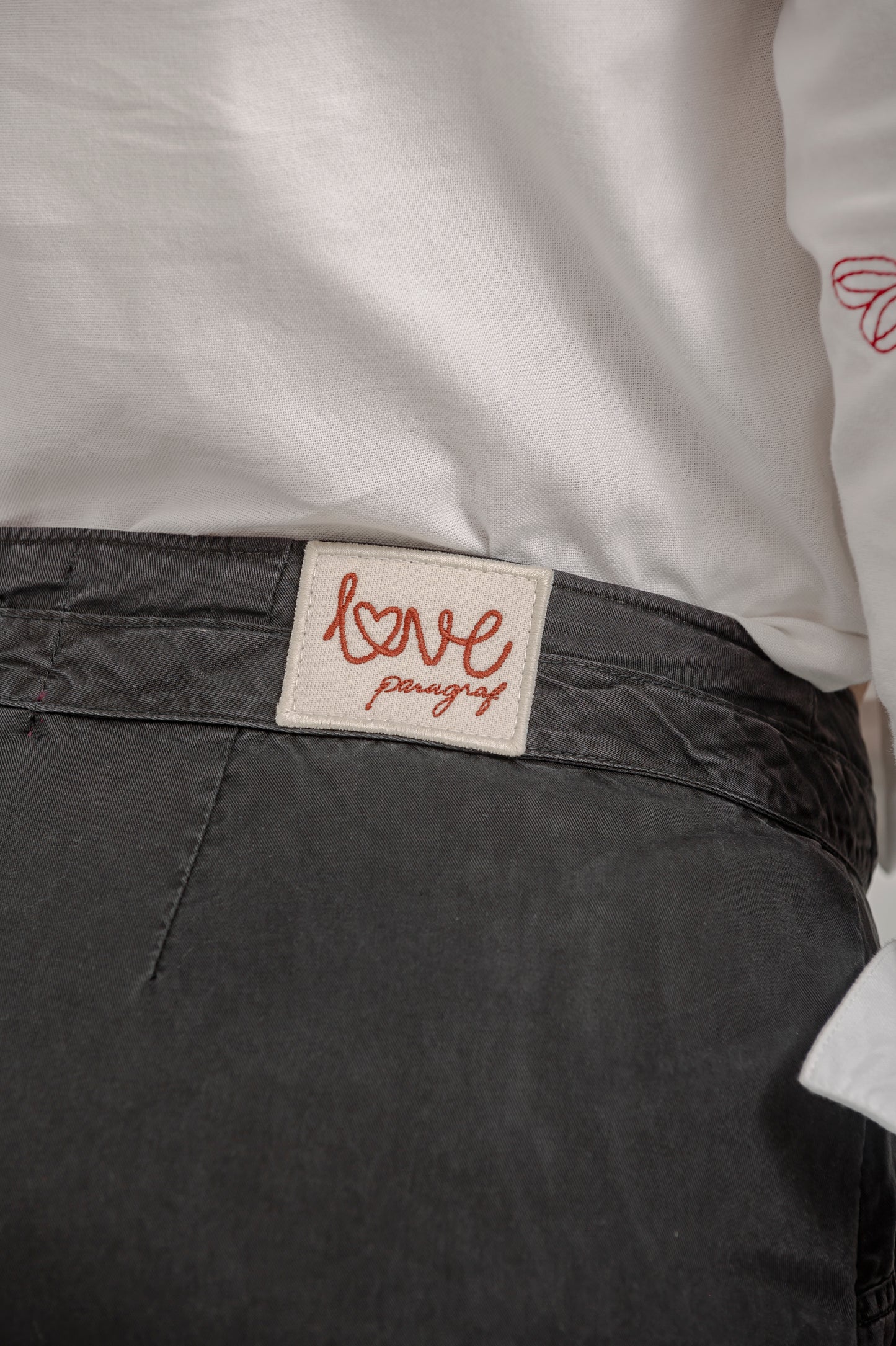 PANTALÓN BOTA AMPLIA CON CINTURÓN y BOLSILLOS FRONTALES