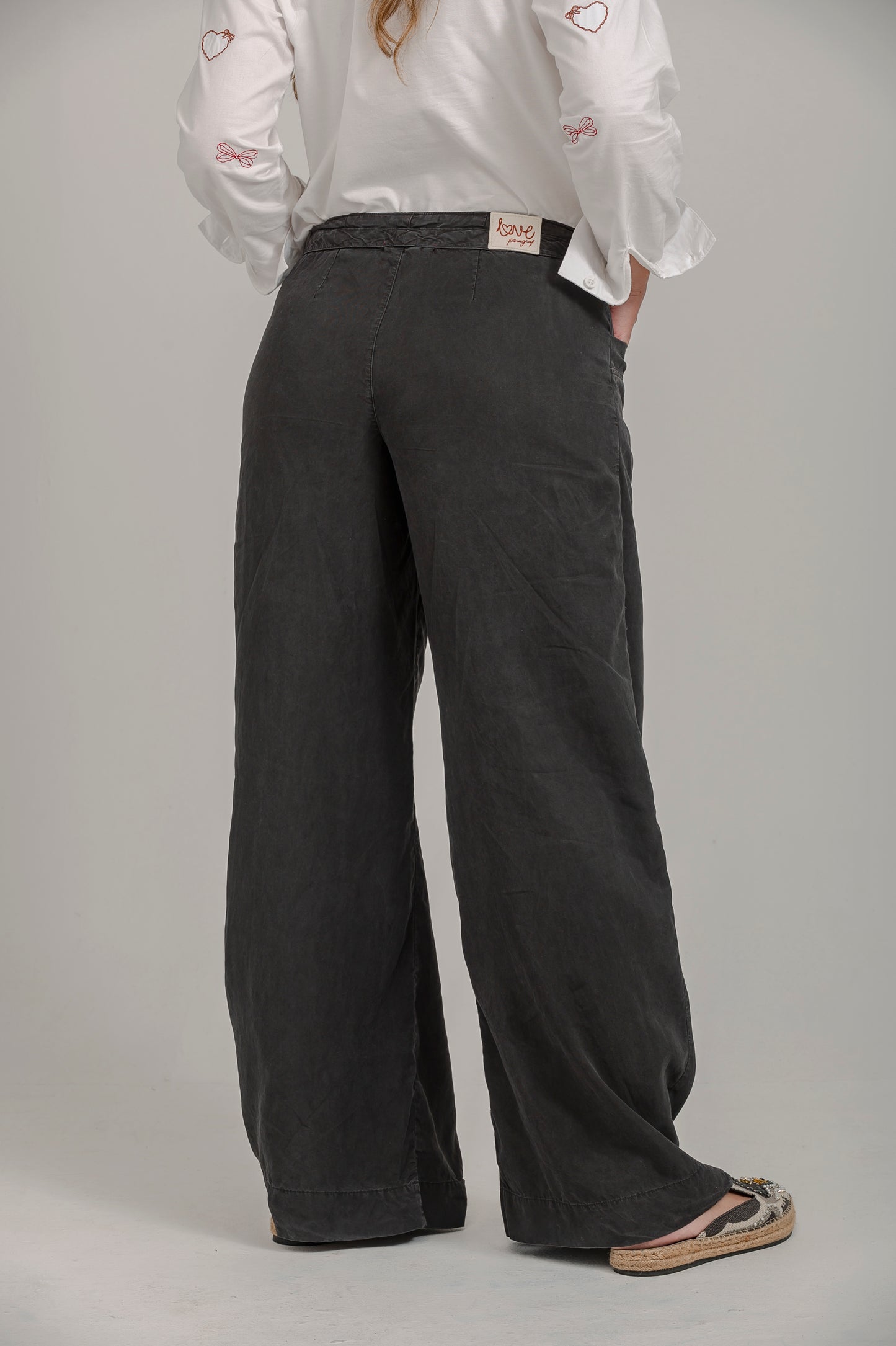 PANTALÓN BOTA AMPLIA CON CINTURÓN y BOLSILLOS FRONTALES