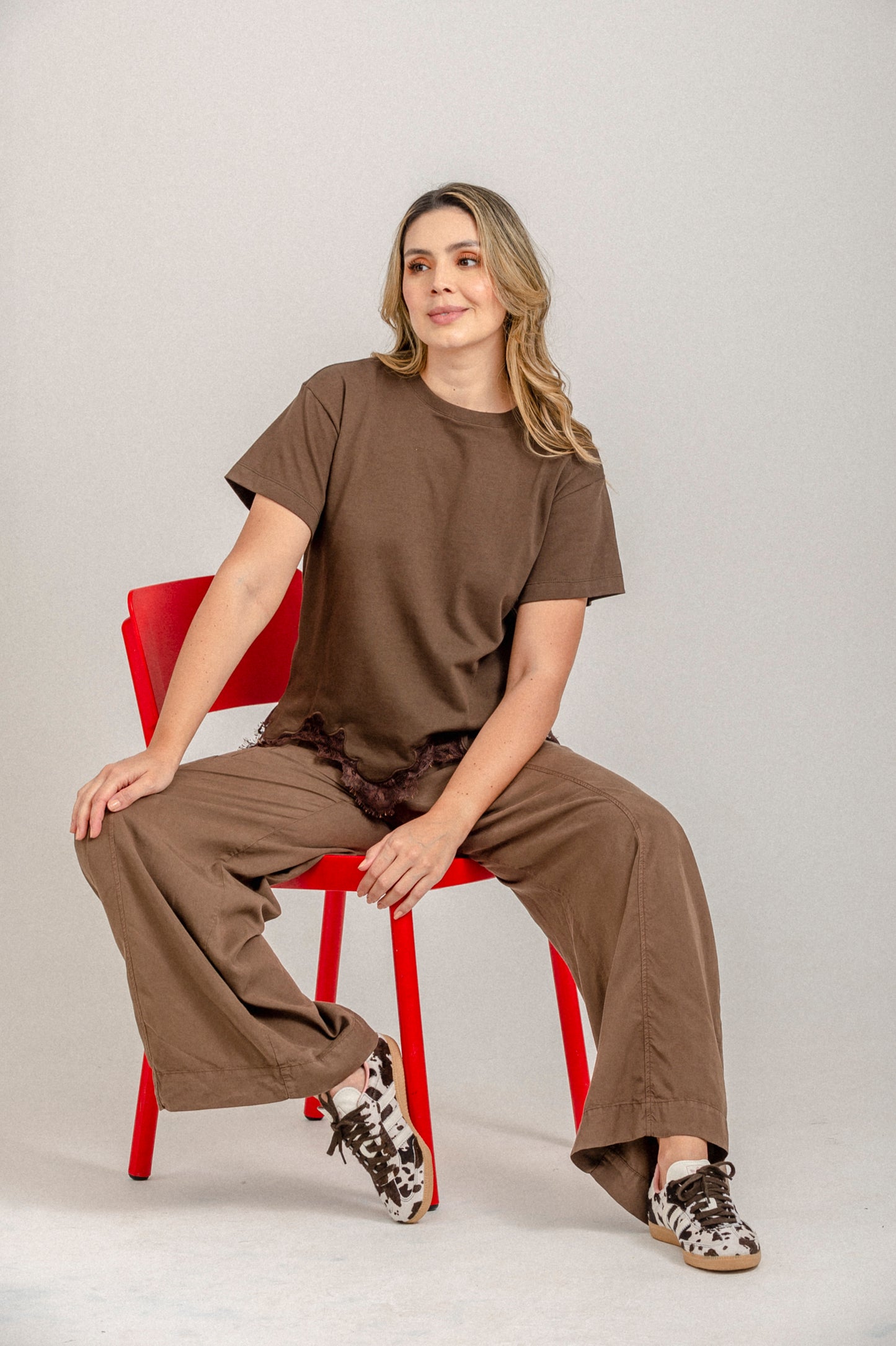 BLUSA BORDADA CON ENCAJE