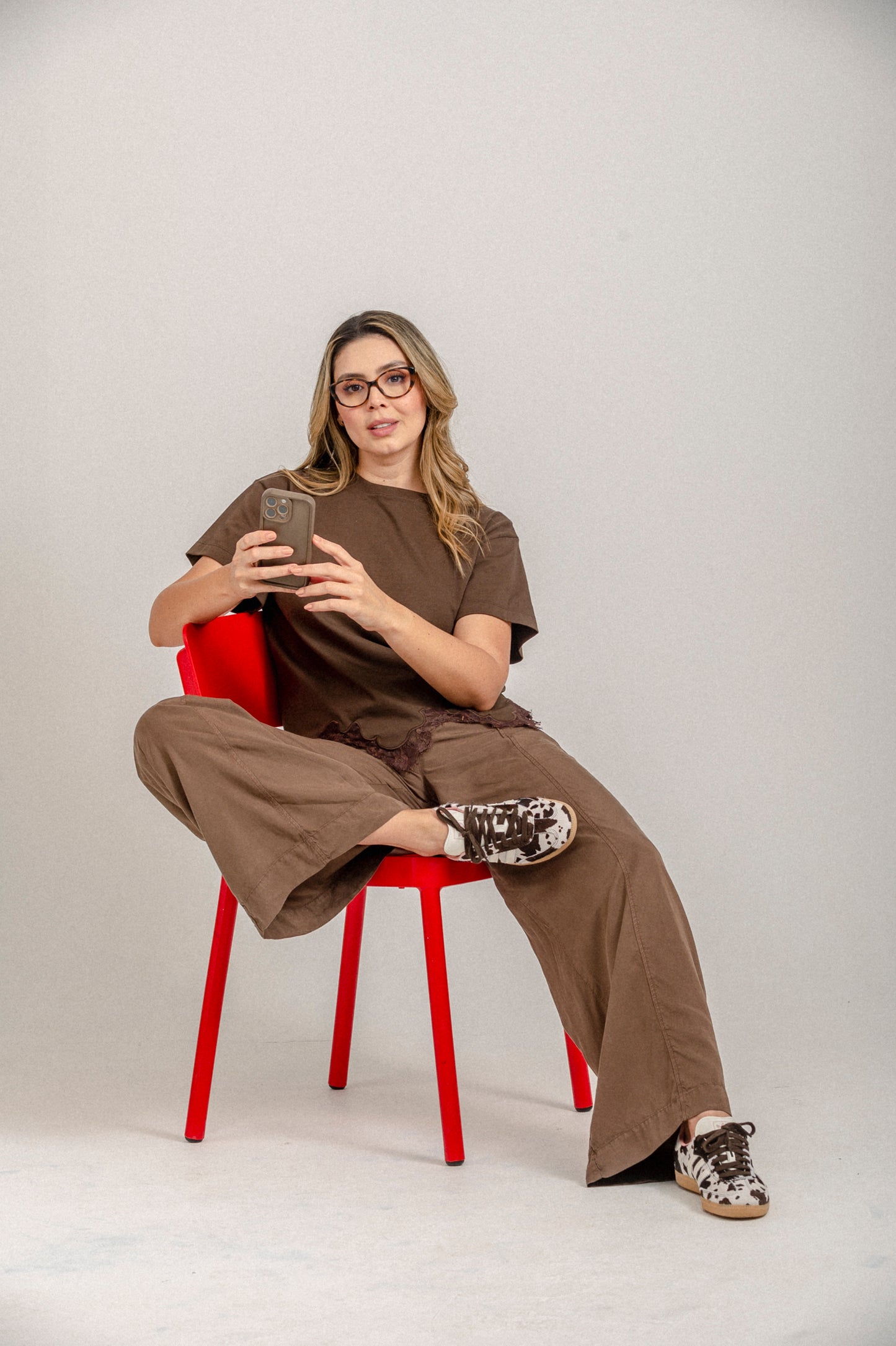 PANTALÓN BOTA AMPLIA CON CINTURÓN y BOLSILLOS FRONTALES