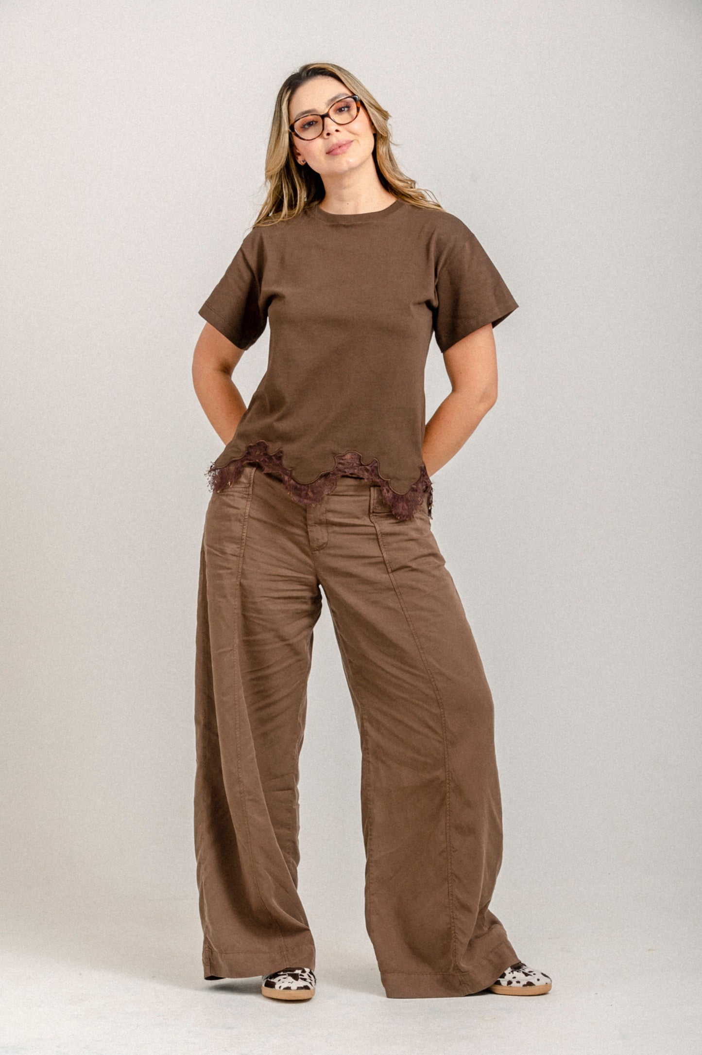 PANTALÓN BOTA AMPLIA CON CINTURÓN y BOLSILLOS FRONTALES