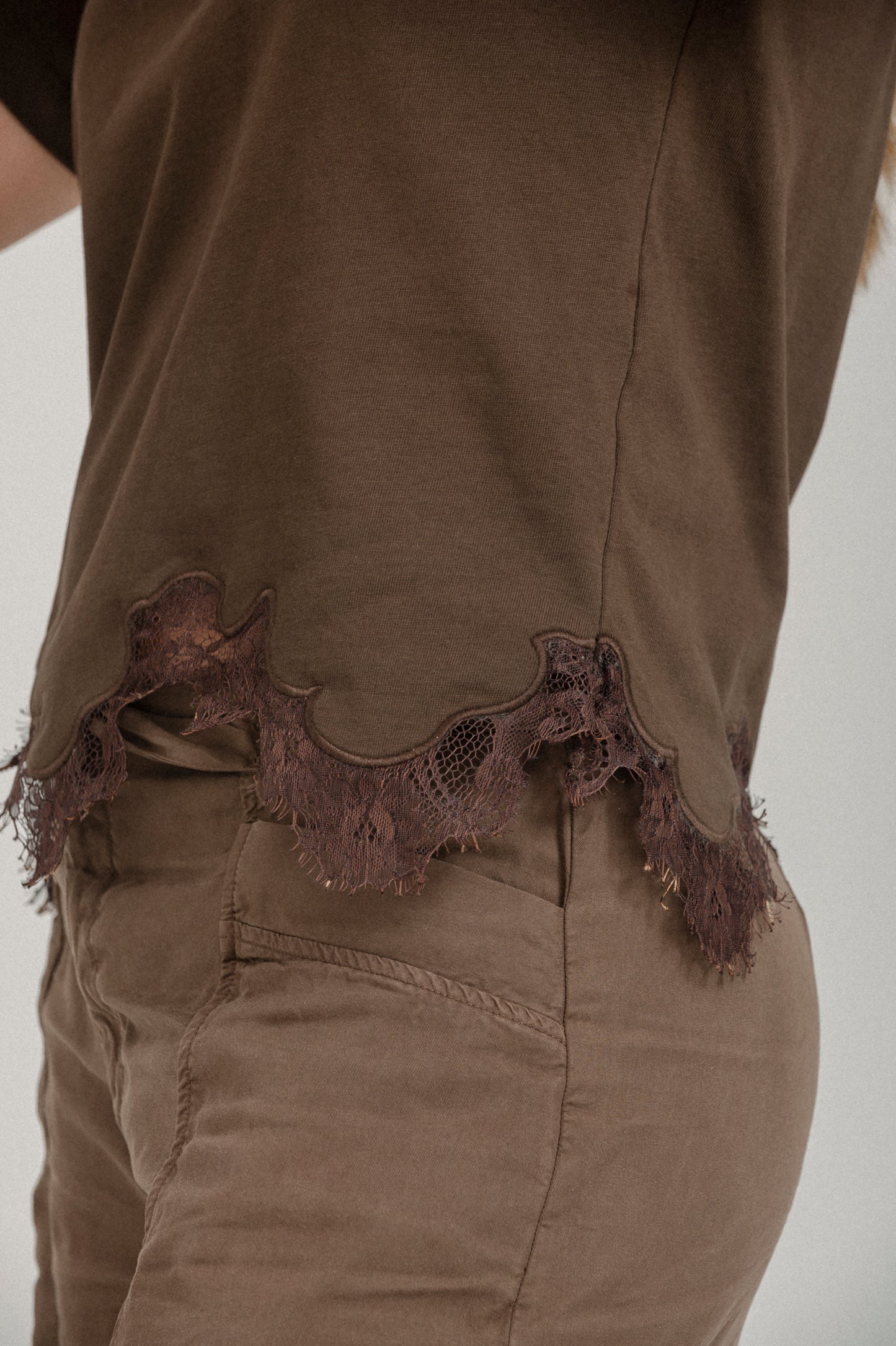 BLUSA BORDADA CON ENCAJE