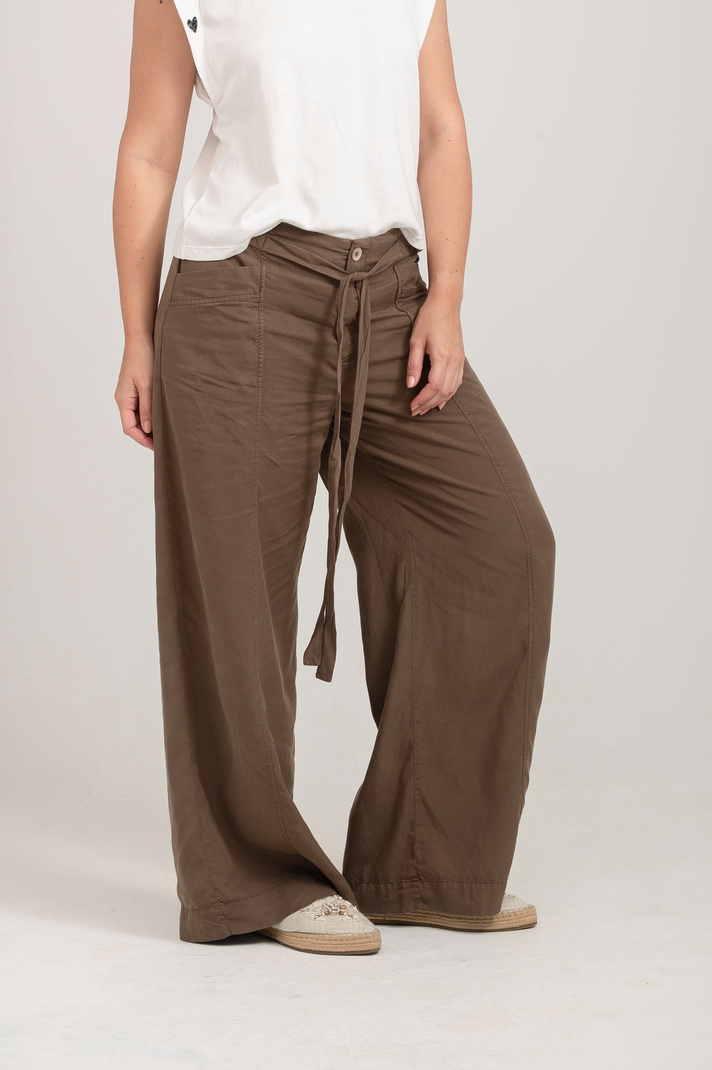 PANTALÓN BOTA AMPLIA CON CINTURÓN y BOLSILLOS FRONTALES