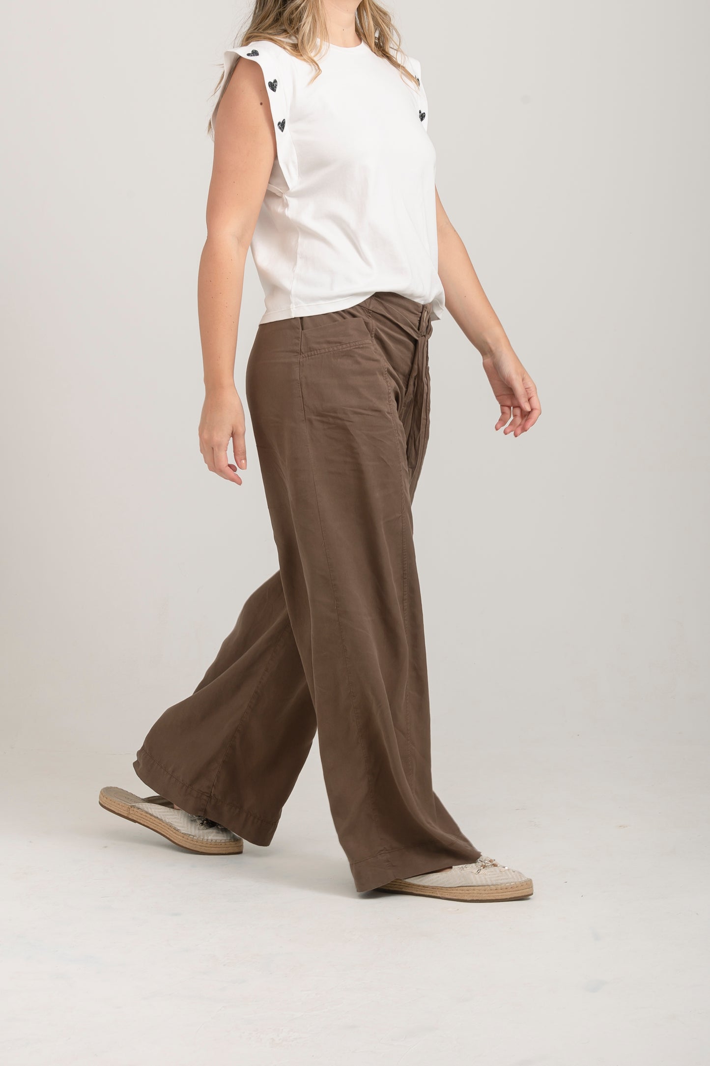 PANTALÓN BOTA AMPLIA CON CINTURÓN y BOLSILLOS FRONTALES
