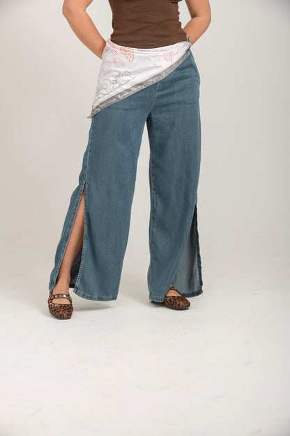 PANTALON EN INDIGO ABERTURAS LATERALES