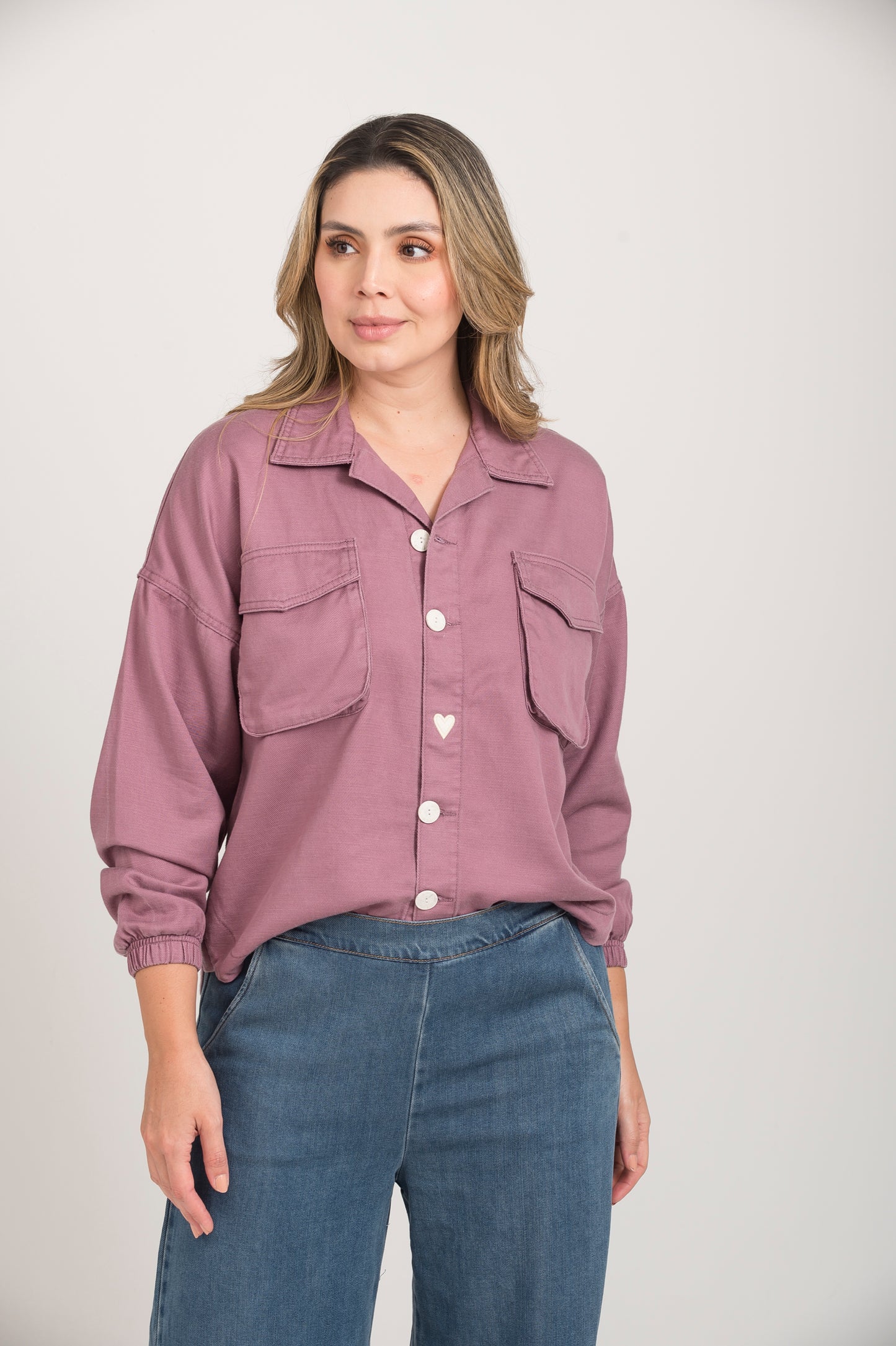 SOBRECAMISA BORDADA CON BOLSILLOS DELANTEROS