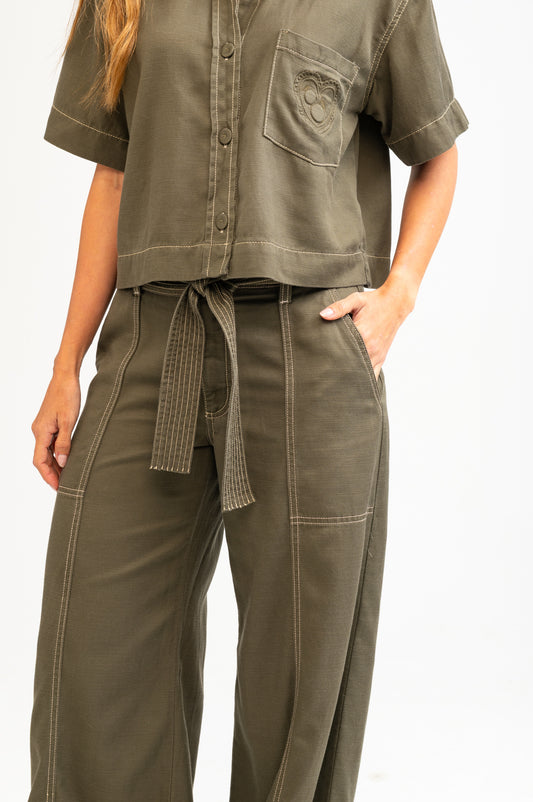 PANTALÓN BOTA AMPLIA CON CINTURÓN