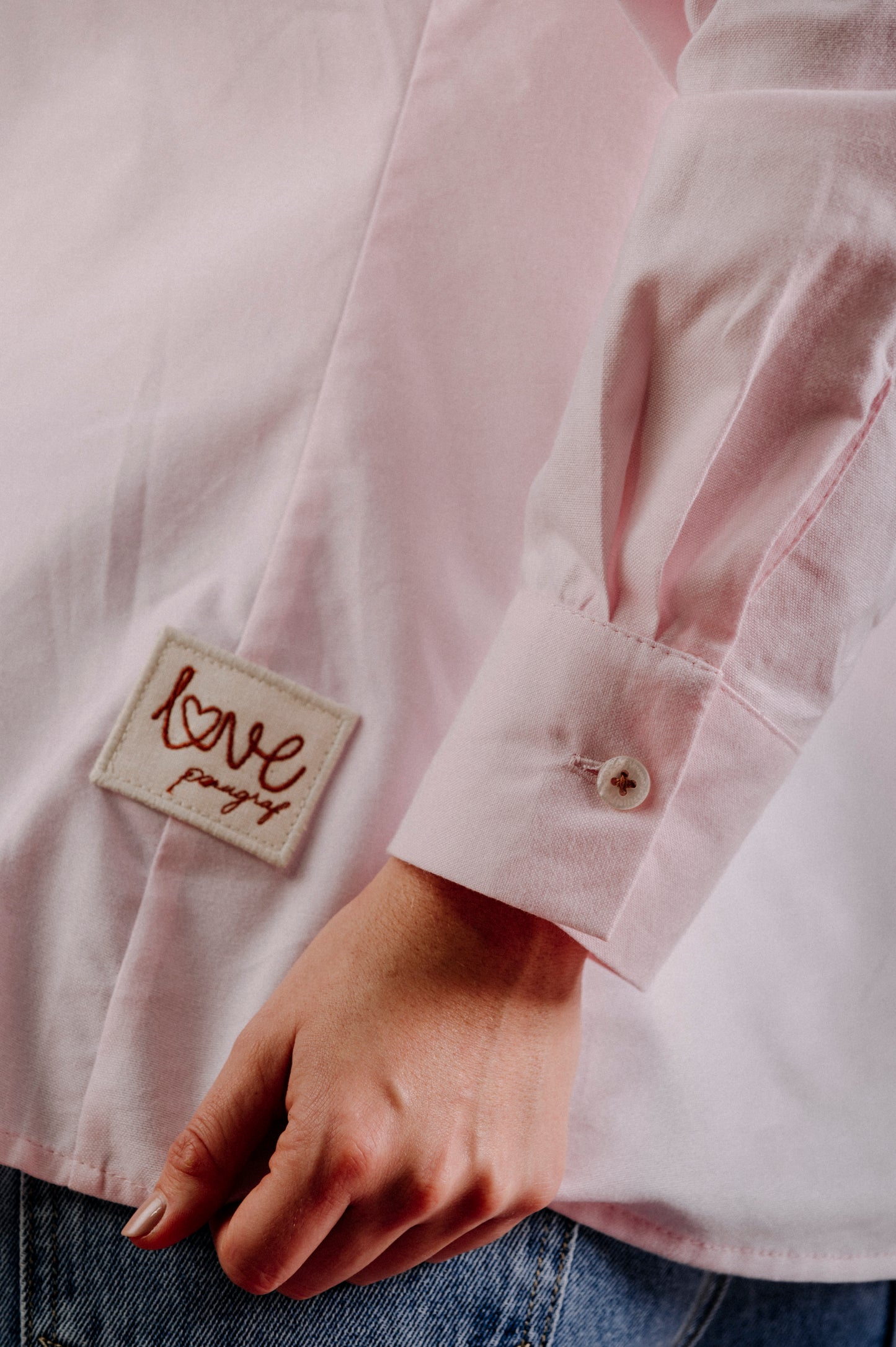 CAMISA MANGA LARGA CON SOLAPA BORDADA