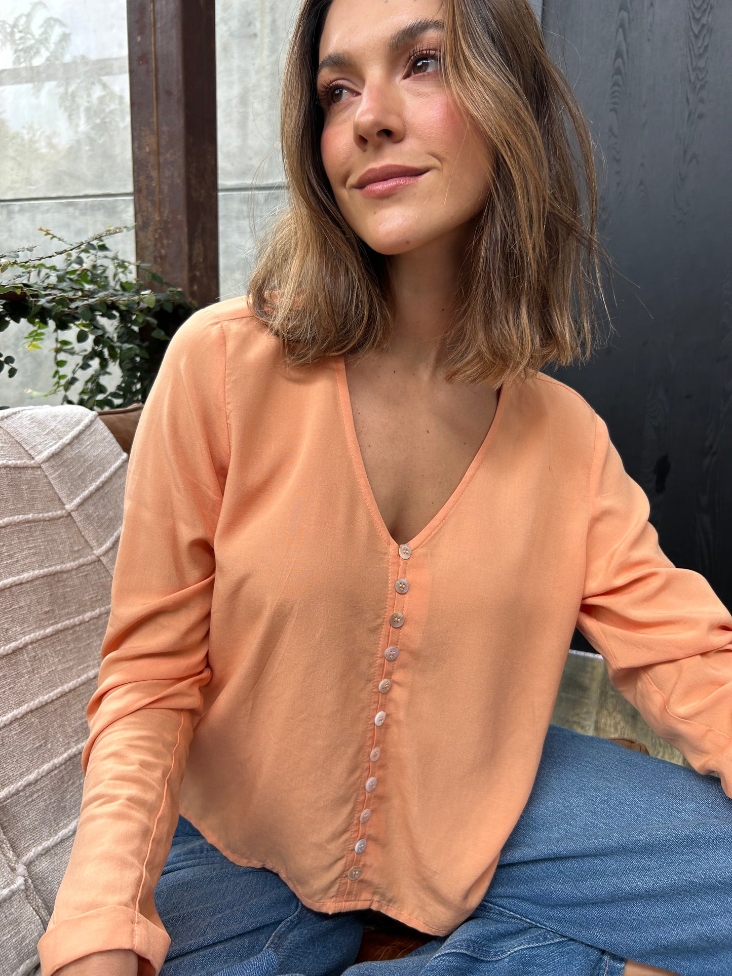 CAMISA MANGA LARGA CUELLO V