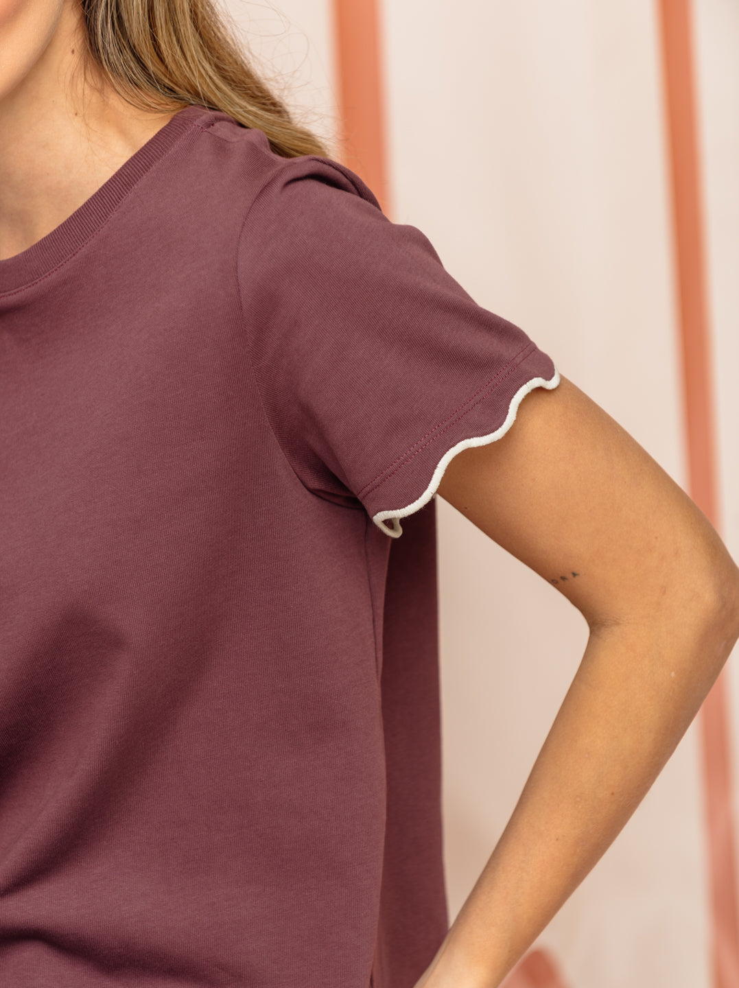 CAMISETA CUELLO REDONDO BORDADADA MORITAS