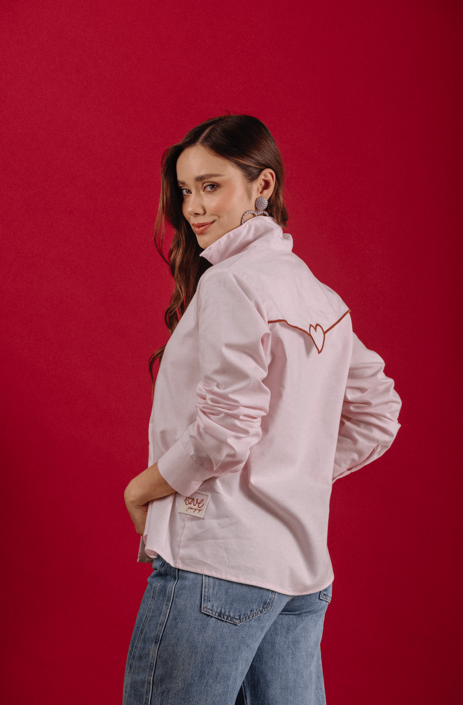 CAMISA MANGA LARGA CON SOLAPA BORDADA